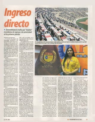 Ingreso
directo
►
Desmantelada la mafia que "resolvía"
elproblema de ingresar a la universidad
en los primeros puestos
quemarse las pestañas.
“A través de grupos de
WhatsApp, Facebook, o de
forma física, fuera de las aca­
demias, la mafia captaba a los
estudiantes a quienes les ofre­
cían el ingreso seguro con una
nota aprobatoria alta. Había
dos modalidades y el precio
dependía de la universidad,
del lugar, de la carrera y del
modus operandi que aplicara.
Medicina era la más cara”,
explica el fiscal Jiménez. La
mafia cobraba entre 4 y 30
mil soles.
El primer paso era obtener
el examen de admisión. Para
eso, infiltraba a dos o tres
personas como postulantes,
quienes se encargaban sólo de
fotografiar los exámenes con
celulares pequeños y enviar
las imágenes a la organización
que, en ocasiones, operaba
desde una única locación,
habitualmente la vivienda
de alguien de la banda.
En ese mismo momento, la
banda empezaba a resolver los
exámenes. “Para eso contra­
taban a los llamados ‘tigres’,
que eran estudiantes de pre­
grado con los conocimientos
frescos para que resolvieran
todas las preguntas en el más
corto tiempo posible”, detalla
el fiscal.
Los estudiantes que que­
rían entrar por la puerta falsa
a la universidad podían optar
por dos modalidades de in­
greso. En una, la más econó­
mica, el postulante asistía de
manera presencial al examen
y le soplaban las respuestas a
través de un auricular. La otra
posibilidad, más cara, es que
uno de los integrantes de la
red, haciéndose pasar por el
postulante, se presentaba al
examen.
“Si el estudiante quería que
le dictaran las respuestas el
día del examen, lo capacita­
ban en el uso de auriculares
en forma de fréjol, que tenía
que colocárselo el día de la
prueba, también debían lle­
var un celular pequeño y un
GPS, todo escondido en la
ropa interior”, dice el fiscal a
cargo de este caso.
La suplantación era más
cara porque suponía mayor
riesgo para la mafia. Requería
que el suplantador, también
con un dispositivo electróni­
co escondido, se presentara
al examen y rellenara las res­
puestas.
Para que las autoridades
no sospecharan, el postulan­
te, a la hora de inscribirse para
el examen, subía a la web de
la universidad una fotografía
sometida a Photoshop en la
que se mezclaban los rasgos
faciales del suplantador con
los del postulante. Luego del
examen, los cabecillas de la
mafia estaban pendientes de
los resultados para felicitar
a sus clientes y cobrar por el
"trabajo”. Todos aprobaban y,
normalmente, ocupaban los
primeros puestos.
La mafia logró que en mar­
zo de este año Dulce Paiva
Baca ingresara en primer lu­
gar a Medicina en la Univer­
sidad de Piura, Ciro Sánchez
Villacorta a la misma carrera
en la Universidad Nacional
de la Amazonia Peruana.
Pedro Trinidad Izquierdo,
postulante a la Universidad
de Ucayali, obtuvo el primer
puesto en la carrera de De­
recho. Catherine Espinoza
Rivera y Flavia Rodríguez
Campos también pagaron
para ingresar a Obstetricia
en la San Marcos.
La fiscalía ha detectado
que 10 estudiantes habrían
pagado para ingresar a la
UNI. Y en la carrera de Me­
dicina en San Marcos ingre­
saron Jean Regalado Díaz,
Andrea Chunga Zamora y
Ruth Laurente Garma. Ellos
son los que más insultos han
recibido porque son miles de
estudiantes los que se pre­
paran hasta dos años para
obtener una vacante y no
logran un puesto.
La fiscalía cuenta con con­
versaciones por WhatsApp
que prueban el negocio de
los exámenes de admisión,
las transacciones, las fotos de
los exámenes resueltos, los
pagos a cuentas bancarias,
la compra de los celulares y
auriculares.
Otra integrante de la ma­
fia era Nicole Arrunátegui
Tardío, de 19 años, enamora­
da de Palomino, el cabecilla.
Ella era una suerte de asis­
tente contable que llevaba el
registro de los nombres de
los estudiantes, de las fechas
de exámenes de admisión en
casi todas las universidades
nacionales del país. También
respondía los mensajes en­
viados por las redes sociales.
La suerte de la banda aca­
bó el 24 de marzo del 2022.
Palomino había captado a
varios postulantes que an­
helaban una vacante en la
Universidad Nacional Her-
milio Valdizán, en Huánuco.
El examen iba a realizarse el
26 de marzo. Jam es Soto Fi-
gueroa, de 20 años, recibió
la llamada de una mujer, al
parecer Nicole Arrunátegui,
quien le ofreció el ingreso
directo por 15 mil soles a la
carrera de Ingeniería Civil.
Soto, que había suspendido
el examen de acceso el año
anterior, consideró aquella
oferta indigna y una estafa.
Y decidió denunciar el asunto
ante la Policía.
“Le seguí la corriente, les
pedía mayor información
para encontrarme con ellos.
A un tipo le di mi DNI para
que me suplanten. Pero yo
ya había avisado a la policía”,
cuenta el joven.
Fue así que, en coordi­
nación con el titular de la
Tercera Fiscalía Provincial
Penal de Huánuco, se mon­
tó el operativo para capturar
a Palomino y sus cómplices.
Cayeron todos los integran­
tes de la banda. Ocupaban
cuatro habitaciones del Hotel
Estancia, desde donde se dis­
ponían a dictar las respuestas
de los exámenes de ingreso
de la Universidad Hermilio
Valdizán (Huánuco).
“Se encontró todo el
material que iban a utilizar
para resolver los exámenes
y enviar las respuestas. Ahí
supimos que era una orga­
nización criminal a nivel
nacional. En sus celulares
estaba toda la información
y supimos que a San Marcos
también habían ingresado
pagando a esta red”, dice el
fiscal Jim énez.
El Poder Judicial ha dic­
tado prisión preventiva por
36 meses para Palomino, su
novia, Nicole Arrunátegui,
Denis Enciso y Eder Tataje
por el presunto delito de
falsedad genérica y formar
parte de una organización
criminal.
Jam es Soto se volvió a
presentar a los exámenes de
acceso y volvió a suspender.
No se desanima. “Me voy a
preparar para septiembre,
pero siempre limpiamente”,
dice el joven denunciante*
22-04 2022 HILDEBRANDT EN SUSTRECE 31
 