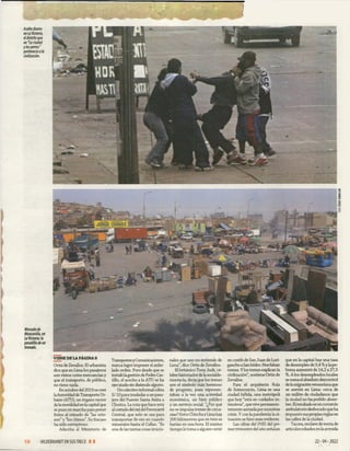 r
Asalto diurno
en La Victoria,
eldistrito aue
en "La ciudad
y los perros"
pertenecía a la
civilización.
Mercado de
M anzanilla, en
La Victoriano
pesadilla de un
tronado.
JORGE CHAVEZ
VIENE DE LA PÁGINA 8
Ortiz de Zevallos. El urbanista
dice que en Lima los pasajeros
son vistos como mercancías y
que el transporte, de público,
no tiene nada.
En octubre del 2019 se creó
laAutoridaddeTransporte Ur­
bano (ATU), un órgano rector
delamovilidaden lacapital que
se puso en marcha para poner
freno al reinado de “las orio-
nes”y “los chinos”. Su fracaso
ha sido estrepitoso.
Adscrita al Ministerio de
TransportesyComunicaciones,
nunca logró imponer el anhe­
lado orden. Pero desde que se
instaló lagestión de Pedro Cas­
tillo, el acecho a la ATU se ha
ejecutado sin disimulo alguno.
Un colectivo informalcobra
S/10 para trasladar a un pasa­
jero del Puente Santa Anita a
Chosica. La ruta que hace está
alcostado delrieldelFerrocarril
Central, que solo se usa para
transportar de vez en cuando
minerales hasta el Callao. “Es
una de las tantas cosas irracio­
nales que uno no entiende de
Lima”, dice Ortiz de Zevallos.
El británico Tony Judt, cé­
lebre historiador dela sodalde-
mocrada, decía que los trenes
son el símbolo más hermoso
de progreso, pues represen­
taban a la vez una actividad
económica, un bien público
y un servicio sodal. “¿Por qué
no se impulsa trenes de cerca­
nías? Entre Chinchay Limahay
200 kilómetros que en tren se
harían en una hora. El mismo
tiempo le toma a alguien venir
en combi de San Juan de Luri-
gancho a San Isidro. Nos faltan
trenes. Y los trenes explican la
civilización”, sostiene Ortiz de
Zevallos.
Para el arquitecto Ruiz
de Somocurdo, Lima es una
dudad fallida, una metrópoli
que hoy “está en cuidados in­
tensivos”, quevive permanen­
temente azotadapor sucesivas
crisis. Y con la pandemia la si-
tuadón se hizo más evidente.
Las cifras del INEI del pri­
mer trimestre del año señalan
que en la capital hay una tasa
de desempleo de 9,4 % y la po­
breza aumentó de 14,2 a 27,5
%. A los desempleados locales
se suma elabsoluto descontrol
delamigradónvenezolana que
se asentó en Lima: cerca de
un millón de audadanos que
la dudad no ha podido absor­
ber. Elresultado es un comerdo
ambulatorio desbocado queha
impuesto sus propias reglas en
las calles de la dudad.
Tacora, enclave deventa de
artículos robados en la avenida
HILDEBRANDT EN SUSTRECE 22- 04- 2022
FOTO
CÉSAR
Z
A
M
A
LL0
A
 