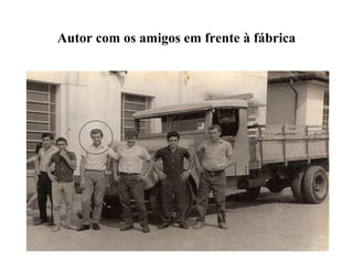Autor com os amigos em frente à fábrica
 