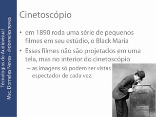 Cinetoscópioem 1890 roda uma série de pequenos filmes em seu estúdio, o Black MariaEsses filmes não são projetados em uma tela, mas no interior do cinetoscópioas imagens só podem ser vistas por um espectador de cada vez.