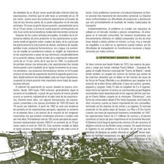 dio alrededor de un 39 por ciento anual del valor total de todas las
exportaciones, mientras que el café tenia un promedio de un 29
por ciento. Juntos estos dos productos abastecieron al Ecuador de
más de dos terceras partes de su poder adquisitivo en el mercado
extranjero. El cacao ocupó la tercera posición, representando cerca
de un 19 por ciento; y el arroz la cuarta posición contribuyendo con
otro 3 por ciento de los beneficios totales del intercambio comercial.
Después de los cuatro artículos principales, el análisis de la im-
portancia relativa de otros productos en las exportaciones ecuato-
rianas reveló el siguiente orden: madera de balsa, de la cual el país
fue prácticamente la única fuente de abasto; sombreros de toquilla,
petróleo crudo, productos farmacéuticos, oro y tagua. Los sombre-
ros de toquilla se consideraron todavía un renglón de importancia
en las exportaciones a pesar de que disminuyó considerablemente
en su posición relativa, siendo el valor de su exportación solamente
como de un 15 por ciento de lo que fue en 1945. La producción
de petróleo estuvo casi estancada y las exportaciones han estado
disminuyendo como resultado de un rápido incremento en el consu-
mo doméstico. Los productos farmacéuticos hechos en el Ecuador
entraron al mercado de exportación durante la segunda guerra mun-
dial y desde entonces han desarrollado cada vez mayor importancia,
ocupando la octava posición más importante entre todas las expor-
taciones del país.
El volumen de exportación en sucres, basado en precios cons-
tantes, desde 1925 hasta 1945 inclusive, generalmente siguió al
aumento en la población, a pesar de que durante el mismo período
ocurrió un aumento substancial en el valor total de las exportacio-
nes. Durante estos años, con algunas fluctuaciones, las exporta-
ciones convertidas a los precios promedios de 1935-39 fueron de
74 sucres por habitante. A partir de 1950 se nota una tendencia
de aumento en las exportaciones percapita, siguiendo un aumento
en el volumen físico y los precios de la mayoría de los renglones
importantes, los que estaban moviéndose entonces a niveles cada
vez más altos. Promediando más de 126 sucres percapita las expor-
taciones representaban durante 1950-57 un aumento de un 70 por
ciento sobre el nivel de 1925-45. Este aumento notable se debió
al rápido ascenso en tonelaje de los artículos de alto valor como el
tación. Estos problemas conciernen a la industria bananera, la fuen-
te nacional más importante de intercambio comercial. La industria
viene confrontándose con dificultades de producción y distribución
que son primordialmente el resultado de medios inadecuados de
transporte.
Fundamentalmente, el problema es cumplir con requisitos de
calidad en el mercado mundial a precios competitivos. Al entre-
garse en el mercado consumidor, los bananos ecuatorianos son
frecuentemente inferiores en calidad comparados con los de otras
áreas debido a daños sufridos en tránsito. La fruta, muy a menudo
se magullaba, o se daña en su apariencia cuando madura, por las
dificultades de manipulación en transferencias excesivas y largos
recorridos por malos caminos.
LA EXPORTACIONES BANANERAS 1947-1960
Se tiene noticias que desde finales de 1915, hay vapores de pasa-
jeros y carga que hacían cabotaje Puerto Bolívar – Guayaquil, lle-
gaban al muelle (francés) municipal del “Puerto de Bolívar”, desde
donde también se cargaba los racimos de banano que venían de
las manchas silvestres que se daban en las huertas de cacao de
las fincas de Pasaje, Machala y sus alrededores que cargaban en la
estación de la línea férrea calificando 3 tipos de racimos, grandes,
pequeño y cangrejo. Cada 15 días se cargaban de 2 a 3 vagones,
estas forma de exportar el racimo se caracterizaba porque llegaban
enchantados hasta desembarcarlo en los vagones del tren para lue-
go en Puerto Bolívar cargarlo en la motonave “Chimborazo”, esta
forma de comercializar desde El Oro hasta Guayaquil, duró hasta los
años cincuenta cuando se fueron imponiendo las vías carrozables,
terminado así las disputas de los trenes y su vagones. El racimaje
producido en las partes bajas de Guayas, Los Ríos y El Oro fueron
creando una maza de exportación bananera considerable, en 1947,
las exportaciones fueron de 2.7 millones de racimos y el banano
constituyó un factor de poca importancia en la Economía Nacional.
El Gobierno inició luego la apertura de caminos a fin de comunicar al
altiplano central con las fértiles zonas costeras. Por aquel entonces
la Sigatoka no era problema en el Ecuador, de tal modo que las
banano, café y cacao.
Aunque el comercio internacional se mantuvo más que a la par
con el crecimiento de la población desde 1950, el Ecuador se ha
encontrado con problemas para mantener los beneficios de expor-
siembras de bananos se podían efectuar en aquellas tierras tropi-
cales de fertilidad excepcional con sólo derribar la montaña, y el
cultivo resultaba a un costo por racimo infinitamente inferior al de
Centro América, en donde los costosos sistemas de riego y control
40
 