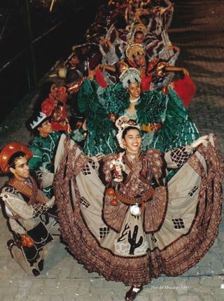 Sumário

Ai que saudade que eu tenho das noites de São João ...     13
       Festival Pernambucano de Quadrilhas Juninas         17
                    Histórico das Quadrilhas Juninas
                                        Anarriê Junina     32
                             Arraialzinho do Cordeiro      34
                                       Boa Vista Show      36
                                      Brigões de Suape     39
                                       Brincant’s Show     42
                                           Cambalacho      45
                                 Chiclete com Banana       48
                                               Deveras     52
                                          Dona Matuta      56
                                            Dona Sinhá     60
                                         Fogo na Noite     63
                                       Flor do Abacate     64
                                       Forró Moderno       66
                                         Geração 000      69
                                       Junina Tradição     71
                                                Lumiar     77
                                 Matutinho Dançante        81
                                     Moderna Fuzarca       83
                            Nóis Sofre Mais Nóis goza      86
                                       Olodum Mirim        88
                                   Origem Nordestina       91
                                    Pé Dentro, Pé Fora     94
                        Pelo Avesso na Roça e na Raça      97
                                         Pingo D’Água     101
                                           Pisa na Fulô   103
                                       Pisa no Espinho    105
                                              0 Graus    108
                                            Raio de Sol   111
                                       Raízes do Pinho    116
                        Rancho Alegre de Camaragibe       118
                              Rosa Linda, Linda Rosa      122
                                       Sanfona Branca     125
                                           Sempre Kita    127
                                          Tradição City   129
                                Trapiá Pernambucana       131
                                      Traque de Massa     132
                                                Truaka    135
                                       Vai-Vai na Roça    137
                            Xique Xique no Remelexe       142
                                   Xilindró de Ritmos     144
                                              Zabumba     148

                                                                
 