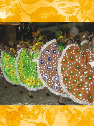 Ai que saudade que eu tenho das noites de São João ...

                                  “Ai que saudade que eu tenho
                                  Das noites de São João
                                  Das noites tão brasileiras das fogueiras
                                  Sob o luar do sertão
                                  Meninas brincando de roda
                                  Velhos soltando balões
                                  Moços envolta fogueira
                                  Brincando com o coração
                                  Eita São João dos meus sonhos
                                  Eita saudoso sertão ai ai”
                                                (Luiz Gonzaga e Zé Dantas)


A lembrança nos traz à memória a mais remota passagem que temos da
festa de São João quando ouvimos essa música de Luiz Gonzaga e Zé Dan-
tas. Quantas imagens vêm na tela da mente? Lembranças do cheiro de fu-
maça no ar; do gosto de milho cozido, do sabor da canjica, que se mistura
ao cravo e à canela do bolo pé de moleque... Versos, que propõem uma
profusão de sentidos, que não se curvam às definições de um dicionário
limitado. As histórias das quadrilhas juninas também esbanjam muitos
sentidos. Elas não se revelam completamente... Dormem no mais íntimo
das memórias dos quadrilheiros; repousam nos bairros, nas ruas e nos
arraiais, onde meninas brincam de roda e velhos soltam balões em noites
tão brasileiras das fogueiras...
Nos Arraiais da Memória nasce, portanto, com um primeiro desafio:
relacionar, num mesmo trabalho, história e memória, considerando suas
múltiplas temporalidades, visto que, nos depoimentos dos entrevistados,
falam os jovens do passado pela voz dos adultos, ou dos idosos do tempo
presente. Quadrilheiros que revelam as memórias de suas experiências e
também lembranças a eles repassadas; pessoas que falam de um tempo
sobre um outro tempo; que registram sentimentos e interpretações
entrecortadas pelas emoções do ontem, renovadas ou ressignificadas pelas
emoções do hoje.
                                                                             
 