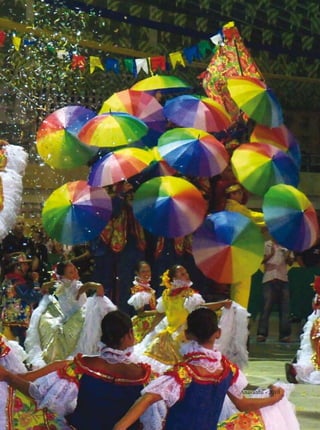 Prefeito do Recife                            Equipe Técnica
    João da Costa                                 Coordenação
    Vice-prefeito do Recife                       Zélia Sales
    Milton Coelho                                 Supervisão
    Secretaria Especial de Relações               Mário Ribeiro dos Santos
    com a Imprensa                                Entrevistas e Pesquisa de Campo
    Ceça Britto                                   Graça Xavier, Paulinho Mafe e Perácio Gondim
    Diretoria de Jornalismo                       Guimarães Junior
    Fábio Araújo                                  Textos
    Secretaria de Comunicação                     Mário Ribeiro dos Santos
    Ceça Britto (Interina)                        Revisão de Textos
    Diretoria de Propaganda e Criação             Karolina Ferreira
    Kássia Araújo                                 Design Gráfico
    Secretaria de Cultura                         Ana Helena S. Cavalcanti
    Renato L                                      Lúcia Helena N. Rodrigues
    Fundação de Cultura Cidade do Recife          Colaboração
    Presidente                                    Anderson Carlos, Dionísia, Leandro Souza
    Luciana Félix                                 e Vera Regina Marques
    Coordenação Geral do São João                 Fotografias
    Bode Valença                                  Paulinho Mafe e acervo das quadrilhas
    Diretoria de Desenvolvimento e Descentrali-
    zação Cultural                                Agradecimentos
    Luciana Veras                                 Alexandre Macedo, Brito (Catirina), Carlos
    Gerência de Artes Cênicas                     Varella,    Carmem Lélis, Carminha Lins,
                                                  Conceição Camarotti, Didha Pereira, Eduardo
    Albemar Araújo
                                                  Pinheiro, Eliane Meireles, Fernando Augusto
    Gerência de Formação Cultural                 Santos, Galeana Brasil, Geraldo Vital, Graça
    Zélia Sales                                   Xavier, Haja Teatro, Ivan (Mateus), José Cleto
    Gerência de Serviços Pedagógicos              Machado, Leda Alves, Magdalena Almeida,
    Mário Ribeiro dos Santos                      Marco Camarotti, Patrícia Reis, Prazeres Barros,
    Gerente de Serviços de Produção Gráfica       Normando Roberto Santos, Rosana, Rosival
                                                  Santos (Mano), Rudimar Constâncio, Sesc
    Lúcia Helena N. Rodrigues
                                                  Piedade, Sônia Medeiros, Telma Nunes, Tiago
                                                  Lopes de Andrade Lima, Uel Silva e a todos os
                                                  quadrilheiros consultados.

                                                  Apoio
                                                  Sesc Piedade





 