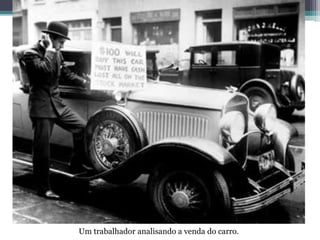 Um trabalhador analisando a venda do carro.
 