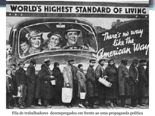 Fila de trabalhadores desempregados em frente ao uma propaganda política
 