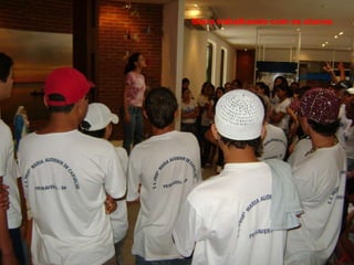 DIVINA BORGHESAN Maíra trabalhando com os alunos 