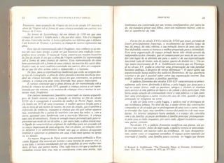22 HISTÓRIA SOCIAL, DA CRÍ ANCA E DA FAMÍLIA
Trastevere, uma assunção da Virgem do início do século X V mostra a
alma da Virgem sob a forma de uma criança enrolada em cueiros, nos
braços de Cristo,
No museu de Luxemburgo,
há um túmulo de 1590 em que uma
criança de cueiros é levada para o céu por dois anjos. Não é a imagem
de uma criancinha morta. A nota explicativa nos informa que o defunto
é um homem de 19 anosr e portanto, a criança de cueiros representa sua
alma.
Esse tipo de representação não ê frequente,
mas conhece-se ao me-
nos um caso mais antigo, e pode ser que houvesse uma tradição Icono-
gráfico nesse sentido, O museu de Viena conserva um marfim bizantino
do fim do século X em que a alma da Virgem também foi representada
sob a forma de uma criança de cueiros. Essa representação da alma
bem-aventurada sob a forma de uma criança, na maioria dos casos idea-
lizada e nuar ás vezes realista e enrolada em cueiros, deve ser compara-
da ao que foi dito acima sobre o infanticídio e o batismo,
De fator para os espiritualistas medievais que estão na origem des-
se tipo de iconografia, a alma do eleito possuía a mesma inocência inve-
jável da criança batizada, numa época em que, entretanto, na prática
comum, a criança era uma coisa divertida mas pouco importante.
É curioso constatar que a alma deixou de ser representada sob a
forma de criança no século XVI, quando a criança passou a ser repre-
sentada por ela mesma, e os retratos de crianças vivas e mortas se tor-
naram mais frequentes.
Um curioso monumento funerário conservado no museu arqueoló-
gico de Senlis mostra como a situação se inverteu no fim do século
X VII: ele é consagrado à memória da mulher de Pierre Puget, morta
em Senlis em 1673 de uma cesariana. A mulher aparece levada para o
céu no meio de um monte de nuvens, na pose da oração, que ê também a
expressão da renúncia, enquanto a criança que ela quis salvar aparece
nua, estendendo-lhe a palma do martírio com uma das mãos, e, com a
outra, agitando uma bandeirola com a inscrição Meruisti. A criança
aqui saiu do anonimato. Havia-se tornado muito personalizada para re-
presentar um modo de ser do além, e, por outro lado, a alma estava mui-
to ligada às características originais do indivíduo para ser evocada sob
os traços impessoais de uma alegoria. Daí em diante, as relações entre
os defuntos e os sobreviventes seriam tais que os últimos desejariam
lembrar e conservar os primeiros em casa, e não mais apenas na igreja
ou no túmulo,
No museu Magnien de Dijon existe uma pintura atribuída a Hya-
cinthe Rigaud. Ela mostra um menino e uma menina de aspecto vivo, e,
a seu lado, o retrato emoldurado por um medalhão de uma mulher ma-
dura, de luto, que parece morta. Ora, tudo leva a crer que a mulher do
medalhão estava bem viva, mas se considerava como uma morta, cuja
PREFÁCIO 23
lembrança era conservada por um retrato semifunerário; por outro la-
do, ela mandara pintar seus filhos, estes sim realmente mortos, com to-
das as aparências da vida.
Foi no fim do século XVII e início do XVIII que situei, partindo de
fontes principalmente francesas, o recolhimento da família longe da
rua, da praça, da vida coletiva, e sua retração dentro de uma casa me-
lhor defendida contra os intrusos e melhor preparada para a intimidade.
Essa nova organização do espaço privado havia sido obtida através da
independência dos cômodos, que se comunicavam por meio de um corre-
dor (em lugar de se abrirem um para o outro) e de sua especialização
funcional f sala de visitas, sala dejantar, quarto de dormir etc. ). Um ar-
tigo muito interessante de R. A. Goldthwaite mostra que em Florença,
já no século XV, podia-se observar uma privatização da vida familiar
bastante análoga,
a despeito de certas diferenças **.
O autor apóia sua
argumentação numa análise dos palácios fiorentinos, de sua aparência
exterior e do que ê possível saber sobre sua organização interna. Sua
análise refere-se portanto a famílias patrícias.
O palácio florentino dos séculos XIII-XIV caracterizava-se princi-
palmente pela torre, destinada à defesa, e pela loggia que dava para a
rua no andar térreo, onde os parentes, '
amigos e clientes se reuniam
para assistir ã vida pública do bairro e da cidade e dela participar. Não
havia então solução de continuidade entre a vida pública e a vida fami-
liar: uma prolongava a outra, exceto em caso de crise, quando o grupo
ameaçado se refugiava na torre.
A não ser pela torre e pela loggia, o palácio mal se distinguia de
sua vizinhança urbana. No nível da rua, o andar térreo das construções
compunha-se de arcadas que se prolongavam de uma casa a outra: eram
as entradas das lojas, mas também o acesso dos palácios e de suas esca-
darias. No interior tampouco havia unidade, e o espaço não coincidia
com o da família: as peças atribuídas à família principal prolongavam-
se pela casa ao lado, enquanto, por outro lado, alguns locatários ocupa-
vam partes centrais.
No século XV, o palácio florentino modificou sua planta, seu as-
pecto e seu sentido. Antes de mais nada, o palácio tornou-se uma unida-
de monumental, um maciço solto da vizinhança. As lojas desaparece-
ram, assim como os ocupantes estranhos. O espaço assim separado foi
resenado à família, uma família pouco extensa. As loggia que davam
12 Riehard A, Goldthwaite, 'The Fíorentme Palace as Domestic Architecture”,
Amer. Mist. Rev., 11, outubro de 1 972, pp, 977-1012,
 