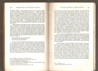 260 HISTÓRIA SOCIAL DA CRIANÇA B DA FAMÍLIA
humanista Alberti 41
, muito íaudator temporis acíi'
recordava os hábi-
tos de sua juventude: “Quanao éramos jovens,., a mulher mandava
para o marido um pequeno cantil de vinho e alguma coisa de comer
junto com o pão; da jantava em casa, e os homens no ateliê”. Nâo
devemos entendê-lo ao pé da letra, pois esse hábito ainda era fre-
qüente em várias casas de artesãos e camponeses na época em que ele
escrevia essas linhas. Mas ele opunha esse costume simples ao costu-
me urbano de sua época: “A mesa posta duas vezes por dia como
para um banquete solene”. Na realidade, tratava-se de uma mesa
desmontável, como o era grande parte do mobiliário no início do sé-
culo XVII
Nessas mesmas salas onde se comia, também se dormia, se dan-
çava, se trabalhava e se recebiam visitas. As gravuras mostram-nos a
cama ao lado de um aparador equipado com uma baixela de metal
trabalhado ou no canto da sala onde as pessoas estão comendo. Um
quadro de P. Codde de 1636 55
representa um baile; no fundo da sala
onde dançam os mascarados vê-se uma cama com as cortinas fecha-
das. Durante muito tempo as camas também foram desmontáveis.
Cabia aos pajens ou aos aprendizes armá-las quando necessário. O
autor do Chastel de joyeuse destinêe felicita os jovens “habituados à
moda da França S4 ”:
Cejf gens français sermient tout prompiemem
Ei dreçaiem íitz tant bien propremeni
Que ce m êtait graní esbaissemertt *
Ainda no início do século XVII, Héroard 53
anotava em seu diá-
rio em 12 de março de 1606: “Já vestido, ele (o futuro Luís XIII) aju-
dou a desmontar sua cama”. Ou, em 14 de março de 1606: “Levado
aos aposentos da Rainha, foi colocado no quarto do Rei (ausente,
em campanha) e ajudou a trazer a armação de sua cama sob as vistas
da Rainha; Mme
de Montglat mandou colocar aí também sua cama
para nela dormir”. Em 8 de setembro de 1608* pouco antes da parti-
da para Saint-Germain, “ele se distraiu desmontando pessoalmente
sua cama, impaciente para partir”, No entanto, nessa época as camas
51 P. H, Míchel, La Pensêe de L, B. Alberti. 1930.
52 P. du Cdombier, Style Henri IV et Louis Xllh 194] , p. 49.
53 P. Codde, reproduzido em Berrcdt, 187.
54 Jardin de Plaisance, ed. Droz e Piaget, p> 93.
* Esses jovens franceses serviam prontamente / E armavam as camas tão bem / Que
me causavam grande espanto." (N. do T.)
55 Heroard, Journal de íenfance de Louis XllL op. ci%t
DA FAMÍLIA MEDIEVAL À FAMÍLIA MODERNA 261
já se haviam tornado menos móveis. Alberti, em suas lamenta-
ções sobre os' bons e velhos tempos, já observava: “Lembro-me.,, de
ter visto nossos cidadãos mais notáveis, quando iam para o campo,
mandarem levar suas camas e utensílios de cozinha, que traziam de
volta em seu regresso. Hoje, a mobília de um único quarto é maior e
mais cara do que antígamenie o era a de toda a casa no dia de núp-
cias
Sft
”. Sem dúvida, essa transformação da cama desmontável num
móvel permanente marcou um progresso de intimidade. Logo a se-
guir, a cama ornamentada e envolta em cortinas foi utilizada pelos
artistas para ilustrar os temas da vida privada: o quarto onde se reú-
nem os recém-casados, onde a mãe dá à luz, onde morrem os velhos,
c também onde meditam os solitários. Contudo, o cômodo onde fica-
va a cama nem por isso era um quarto de dormir. Continuava a ser
um lugar público. Consequentemente, era preciso colocar cortinas
em torno da cama, cortinas que se abriam ou fechavam à vontade,
para defender a intimidade de seus ocupantes. Pois raramente as pes-
soas dormiam sozinhas: dormia-se com a própria mulher, é claro,
mas também com outras pessoas do mesmo sexo.
Como a cama era independente do quarto em que ficava e cons-
tituía por sí só um pequeno reduto, podia haver muitas camas num
mesmo cômodo, em geral nos seus quatro cantos. Bussy-Rabutin
conta 37
que um dia, durante uma campanha, uma moça aterrorizada
pelos soldados pediu-lhe proteção e hospitalidade: “Finalmente eu
disse à minha gente que lhes desse uma das quatro camas que havia
em meu quarto”.
Ê fácil imaginar a promiscuidade em que as pessoas viviam nes-
sas salas onde era impossível se isolar, que era preciso atravessar
para chegar aos outros cômodos, onde dormiam vários casais ou vá-
rios grupos de meninos ou meninas (sem contar os servidores, que,
ao menos alguns, deviam dormir perto dos patrões e armar as camas
ainda desmontáveis dentro do quarto, ou atrás da porta), onde todos
se reuniam para fazer as refeições, receber os amigos ou clientes, e, às
vezes, distribuir esmolas aos mendigos. Compreendemos então por
que nos censos, os hôtels, as casas abastadas, eram sempre mais po-
voadas do que os pequenos apartamentos de um ou dois cômodos
dos pobres. Devemos considerar essas famílias, nas quais, entretan-
to, já surgia o sentimento moderno da família, nâo como refúgios
contra a invasão do mundo, mas como os núcleos de uma sociedade,
56 P, H. Michel, op. cit .
57 Bussy-r abutín, Mimoires, 1704, 3 vol.
 