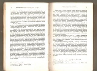 62 HISTÓRIA SOCIAL DA CÍUANÇA E DA FAMÍLIA
e, sem a menor dúvida, representou uma revivescência do Eros he-
lenístico. O tema da criança nua foi logo extremamente bem recebi-
do, até mesmo na França, onde o italianísmo encontrava certas resis-
tências nativas- O Duque de Berry 30
, de acordo com seus inventários,
possuía uma chambre aux enfants ou um "‘quarto das crianças", ou
seja, um aposento ornado com tapeçarias decoradas com putti. Van
Marle se pergunta “se algumas vezes os escribas dos inventários nâo
chamavam de enfants aqueles anjinhos semipagâos, aqueles putti que
tantas vezes adornam a folhagem das tapeçarias da segunda metade
do século XV-1 ’
No século XVI, como sabemos muito bem, os putti invadiram a
pintura e se tornaram um motivo decorativo repetido ad nauseam.
Ticiano, em particular, usou e abusou dos putti: lembremos o
“Triunfo de Vénus” do Prado.
O século XVII não pareceu cansado do tema, quer em Roma,
em Nápoles, ou em Versalhes, onde os putti ainda conservavam o an-
tigo nome de marmousets. A pintura religiosa tampouco escaparia
deles, graças à transformação do anjo-adolescente medieval em put-
to. Com exceção do anjo da guarda, de agora em diante o anjo não
seria mais o adolescente que ainda se vê nas telas de Rotticelli: ele
também se transformara num pequeno Eros nu, mesmo quando,
para satisfazer o pudor pós-tridentino, sua nudez era encoberta por
nuvens, vapores ou véus, A nudez do putto conquistou até mesmo o
menino Jesus e as outras crianças sagradas. Quando a nudez comple-
ta repugnava ao artista, ela era apenas tornada mais discreta. Evita-
va-se vestir o menino Jesus com muitas roupas ou cueiros: era mos-
trado no momento em que sua mãe desenrolava seus cueiros n
, ou
então aparecia com os ombros e as pernas despidas, Père du Colom-
bier já observou a propósito das pinturas de Lucca delia Robbia do
H apitai des Innocents que não era possível representar a infância
sem evocar-lhe a nudez O gosto pela nudez da criança evidente-
mente estava ligado ao gosto geral pela nudez clássica, que começava
a conquistar até mesmo o retrato. Mas o primeiro durou mais tempo,
e conquistou toda a arte decorativa: lembremo-nos de Versalhes, ou
do teto da Villa Borghese em Roma. O gosto pelo putto correspondia
a algo mais profundo do que o gosto pela nudez clássica, a algo que
deve ser relacionado com um amplo movimento de interesse em fa-
vor da infância.
30 Van Marle, op. ciL; I, p. 7L
31 Baldovinettí, "A Virgem e o Menino", Louvre,
32 P. du Colombier, op. ctí,
A DESCOBERTA DA INFÂNCIA 63
Assim como a criança medieva!, criança sagrada ou alegoria da
alma, ou ser angéüco, o putto nunca foi uma criança real, histórica,
nem no século XV, nem no XVI. Este fato é notável, pois o tema do
putto nasceu e se desenvolveu ao mesmo tempo que o retrato da
criança. Mas as crianças dos retratos dos séculos XV e XVI não são
nunca ou quase nunca crianças nuas. Ou estão enroladas em cueiros,
mesmo quando representadas de joelhos 3J
,
ou então vestem o traje
próprio de sua idade e condição, Não se imaginava a criança históri-
ca, mesmo muito pequena, com a nudez da criança mitológica e or-
namental, e essa distinção persistiu durante muito tempo.
O último episódio da iconografia infantil seria a aplicação da
nudez decorativa do putto ao retrato da criança. Isso aconteceu tam-
bém no século XVII. No século XVI, já podemos apontar alguns re-
tratos de crianças nuas. Mas eles são raros: um dos mais antigos tal-
vez seja o da criança morta muito pequena da família Meyer, pintada
por Holbein (1521): não podemos nos impedir de pensar na alma me-
dieval. Numa sala do palácio de Innsbruck, existe também uma tela
em que Maria Teresa quis reunir todos os seus filhos: ao lado dos vi-
vos, uma princesa morta foi representada numa nudez pudicamente
encoberta por drapeados.
Numa tela de Ticiano de 1571 ou 1575
34
,
Filipe II, num gesto de
oferenda, estende à Vitória seu filho, o infante Ferdinando, comple-
tam ente nu: o menino lembra o putto usual de Ticiano, e parece
achar a situação muito engraçada: os putti quase sempre são repre-
se n lados brincando.
Em 1560, Veronese pintou, segundo o costume, a família Cuci-
na-Fiacco reunida diante da Virgem e o Menino: três homens, sendo
um o pai, uma mulher, a mãe, e seis filhos. Na extrema direita, uma
mulher está quase cortada ao meto pelo limite do quadro: eia segura
no coto uma criança nua, da mesma forma como a Virgem segura o
Menino Jesus, e essa semelhança é acentuada pelo fato de a mulher
não estar vestindo o traje real de sua época. Ela não é a mãe, pois es-
tá afastada do centro da cena. Seria a ama do filho mais novo J5
?
Uma pintura do holandês P. Aertsen do meado do século XVI repre-
senta uma família: o pai, um menino de aproximadamente cinco
anos, uma menina de quatro, e a mãe sentada com uma criancinha
no colo
33
“Virgem no Trono", retrato presumido de Béatnce D* Este, 1496.
.34 “Glorificação da Vitória de Leparúo", Prado.
35 Pinacoteca de Dresden.
36 Reproduzido em H. Gerson, De rtederíandse Shitderkunst* 2 vols., 1952, tomo I, p,
145,
 