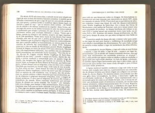 108 HISTÓRIA SOCIAL DA CRIANÇA E DA FAMfLIA
Do século XVII até nossos dias, a atitude moral com relação aos
jogos de azar evoluiu de maneira bastante complexa: à medida que se
difundia o sentimento de que o jogo de azar era uma paixão perigosa
um vício grave, a prática tendeu a modificar alguns desses jogos, re-
duzinho o papel do azar - que no entanto ainda subsiste - em benefi-
cio do cálculo e do esforço intelectual do jogador: dessa forma, cer-
tos jogos descartas ou de xadrez tornaram-se cada vez menos sujeitos
a condenação que atíngta o princípio do jogo de azar. Um outro di-
vertimento sofreu uma evolução diferente: a dança. Vimos que a
dança, comum às crianças e aos adultos, ocupava um lugar importan-
te na vida quotidiana. Nosso senso moral de hoje deveria ficar menos
chocado com isso do que com a prática generalizada dos jogos de
azar. Sabemos que os próprios religiosos dançavam ocasíonalmente,
sem que a opinião pública se escandalizasse, ao menos antes do mo-
vimento de reforma das comunidades no século XVII. Sabemos
como era a vida na abadia de Maubuisson quando Madre Angélique
Arnaud aí chegou no início do século XVII para reformá-la. Não era
uma vida especialmente edificante, mas também não era necessaria-
mente escandalosa: era sobretudo muito mundana. “Nos dias de ve-
ão, diz-nos M. Cognet, citando Madre Angélique de Saint-Jean,
oiógrafa de sua irmã ", quando o tempo era bonito, depois das vés-
peras, a priora conduzia a comunidade para um passeio longe da
abadia, nas margens das lagoas que ficavam no caminho de Paris-
muitas vezes, os monges de Saint-Martin de Pontoise, que habitavam
perto, vinham dançar com as religiosas; e isso era feito com a mesma
liberdade que ocorreria no mundo leigo, onde nada de mau se pode-
ria dizer sobre tal fato.’’ Essas danças de rodas de monges e monja*
indignaram Madre Angélique, e temos de convir que não correspon-
diam ao espírito da vida monástica; mas, na época, elas não produ-
ziam na opinião pública o efeito chocante que hoje produziriam pa-
res de religiosos e religiosas dançando enlaçados, como o exigem as
danças modernas. E certo que os religiosos de outrora não tinham a
consciência tão pesada. Havia costumes tradicionais que previam
danças de clérigos em certas ocasiões. Em Auxère 5S
,
por exemplo
todo novo cônego, para festejar o feliz acontecimento, doava aos pa-
roquianos uma bola que era então utilizada num grande jogo coleti-
vo. Esse jogo era sempre jogado em dois campos, que opunham sol-
teiros contra casados ou paróquia contra paróquia, A festa de Auxè-
re começava com o canto Victimae laudes Paschali, e terminava com
55 L. Cognet, La Mère Angélique et saint François de Sales, 1951, p. 28.
56 J,-J, Jusserand, op, cii
.
CONTRIBUIÇÃO À HISTÓRIA DOS JOGOS 109
uma roda em que dançavam todos os cônegos. Os historiadores in-
formam-nos que esse costume, que remontaria ao século XIV, ainda
era atestado no século XVIII. É provável que os partidários da refor-
ma trideutina vissem essa dança de roda tão desaprovadoramente
como Madre Angélique de Saint-Jean vira a dança das freiras de
Maubuisson e dos padres de Pontoise: cada novo tempo possui uma
nova concepção do profano. As danças familiares não tinham no sé-
culo XVII o caráter sexual que acusariam muito mais tarde, nos sé-
culos XIX e XX. Existiam até mesmo danças profissionais: em Bis-
caye havia danças de amas, em que estas carregavam seus bebês no
colo S7
.
O exercício amplo da dança não tem o mesmo valor que a práti-
ca dos jogos de azar para ilustrar a indiferença da sociedade antiga
com relação à moralidade dos divertimentos. Por outro lado, porém,
ele permite avaliar melhor o rigor da intolerância das elites reforma-
doras.
Na sociedade do Ancien Rêgíme,
o jogo sob todas as suas formas
o esporte, o jogo de salão, o jogo de azar - ocupava um lugar im-
portantíssimo, que se perdeu em nossas sociedades técnicas, mas que
ainda hoje encontramos nas sociedades primitivas ou arcaicas
58
-
Ora, a essa paixão que agitava todas as idades e todas as condições, a
Igreja opôs uma reprovação absoluta. Ao lado da Igreja, colocaram-
se também alguns leigos apaixonados pelo rigor e pela ordem, que se
esforçavam para domar uma massa ainda selvagem e para civilizar
costumes ainda primitivos,
A Igreja medieval também condenava o jogo sob todas as suas
formas, sem exceção nem reservas, e particularmente nas comunida-
des de clérigos bolsistas que deram origem aos colégios e às universi-
dades do Ancien Régime. Os estatutos dessas comunidades nos dão
uma jfiéia dessa intransigência. Ao lê-los, o historiador inglês das
universidades medievais, J. RashdaU Ficou impressionado com a
proscrição geral de todas as atividades de lazer, com a recusa em ad-
mitir que pudessem existir divertimentos inocentes, em escolas cujos
alunos, entretanto, tinham basicamente entre 10 e 15 anos. Reprova-
va-se a imoralidade dos jogos de azar, a indecência dos jogos de sa-
lão, da comédia ou da dança, e a brutalidade dos jogos esportivos,
que, de fato, muitas vezes degeneravam em rixas. Os estatutos dos
57 Bssa dança chamava-se Karrií-danza Informação fornecida por Gil Reicher,
58 R r Caillois, Quatre essais de sodoíogie contemporaine, 1951,
59 H. Rashdall, The Universities of Europe in lhe Middle Ages, 1895, 3 vols,, reed.
1936,
 