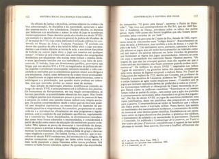 112 HISTÓRIA SOCIAL DA CRIANÇA E DA FAMÍLIA
Os oficiais de justiça e de políciaJuristas adeptos da ordem e da
boa administração, da disciplina e da autoridade, apoiavam a ação
dos mestres-escola e dos eclesiásticos. Durante séculos, os decretos
que fechavam aos estudantes o acesso às salas de jogo se sucederam
ininterruptamente. Esses decretos ainda são citados no século XVIII:
um exemplo é o decreto do tenente-general da polícia de Moulins, de
27 de março de 1752, cuja cópia destinada à afixação pública foi con-
servada no Museu de Artes e Tradições Populares: “É proibido aos
donos das quadras de péla e das salas de bilhar abrir o jogo aos estu-
dantes e aos criados durante as horas de auk, e aos donos das pistas
de boliche ou outros jogos abrir o jogo aos mesmos em qualquer
tempo”. O leitor já terá observado essa assimilação dos empregados
domésticos aos estudantes: eles muitas vezes tinham a mesma idade,
e eram igualmente temidos por sua turbulência e sua falta de auto-
controle. O boliche, hoje um divertimento pacífico, provocava tais
brigas que nos séculos XVI e XVII os magistrados de polícia em cer-
tas ocasiões o proibiram inteiramerrte, tentando estender a toda a so-
ciedade as restrições que os eclesiásticos queriam impor aos clérigos e
aos estudantes. Assim, esses defensores da ordem moral praticamen-
te classificavam os jogos entre as atividades semicriminosas, como a
embriaguez e a prostituição, que quando muito podiam ser tolera-
das, mas que convinha proibir ao menor sinal de excesso,
Essa atitude de reprovação absoluta modificou-se contudo ao
longo do século XVII, e principalmente sob a influência dos jesuítas.
Os humanistas do Renascimento, em sua reação antiescolástíca, já
haviam percebido as possibilidades educativas dos jogos. Mas foram
os colégios jesuítas que impuseram pouco a pouco às pessoas de bem
e amantes da ordem uma opinião menos radical com relação aos jo-
gos. Os padres compreenderam desde o início que não era nem possí-
vel nem desejável suprimi-los, ou mesmo fazê-los depender de per-
missões precárias e vergonhosas. Ao contrário, propuseram-se a assi-
milá-los e a introduzi-los oficialmente em seus programas e regula-
mentos, com a condição de que pudessem escolhê-los, regulamentá-
los e controlá-los. Assim disciplinados, os divertimentos reconheci-
dos como bons foram admitidos e recomendados, e considerados a
partir de então como meios de educação tão estimáveis quanto os es-
tudos. Não apenas se parou de denunciar a imoralidade da dança,
como se passou a ensinar a dançar nos colégios, pois a dança, ao har-
monizar os movimentos do corpo, evitava a falta de graça e dava ao
rapaz elegância e postura. Da mesma forma, a comédia, que os mo-
ralistas do século XVII condenavam, foi introduzida nos colégios. Os
jesuítas começaram com diálogos em latim sobre temas sacros, e
mais tarde passaram a peças francesas sobre temas profanos. Até
mesmo os balés foram tolerados, apesar da oposição das autoridades
CONTRIBUIÇÃO Â HISTÓRIA DOS JOGOS U3
da companhia: “O gosto pela dança”, escreveu o Padre deJDaiií-
ville
45
,
“tão vivo nos contemporâneos do Rei Sol, que em 1669 fun-
dou a Academia de Dança, prevaleceu sobre os editos dos padres
gerais. Após 1650 quase não houve tragédias que não fossem entre-
cortadas pelas entradas de um balé.”
Um álbum de gravuras de Crispin de Pos, datado de 1 602, repre-
senta cenas da vida escolar num “colégio batavo”. Reconhecemos as
salas de aula, a biblioteca, mas também a aula de dança, e o jogo da
péla e de bola Um sentimento novo, portanto, apareceu: a educa-
ção adotou os jogos que até então havia proscrito ou tolerado como
um mal menor. Os jesuítas editaram em latim tratados de ginastica
que forneciam as regras dos jogos recomendados. Admitiu-se cada
vez mais a necessidade dos exercícios físicos. Fénelon escreve: Os
(jogos) de que elas (as crianças) gostam mais são aqueles em que o
corpo está em movimento; elas ficam contentes quando podem movi-
mentar-se”. Os médicos do século XVIII * inspirados nos velhos
“jogos de exercícios”, na ginástica latina dos jesuítas, conceberam
uma nova técnica de higiene corporal: a cultura física. No Tratte de
féducation des enfants de 1722, escrito por Crousez, um professor de
filosofia e matemática de Lausanne, podemos ler: “E necessário que
o corpo humano se agite muito enquanto cresce... Considero que os
jogos que incluem exercícios devem ser preferidos a todos os outros
U Gymnastique mêdicale et chtrurgicaie de Tissot recomenda os jo-
gos físicos como os melhores exercícios: “Exercitam-se ao mesmo
tempo todas as partes do corpo... sem contar que a ação dos pulmões
é constantemente estimulada pelos chamados e os gritos dos jogado-
res”. No fim do século XVIII, os jogos de exercícios receberam uma
outra justificativa, desta vez patriótica: eles preparavam os rapazes
oara a guerra. Compreenderam-se então os benefícios que a educa-
ção física podia trazer à instrução militar. Nessa época, que assistiu
ao nascimento dos nacionalismos modernos, o treinamento do solda-
do tornou-se uma técnica quase científica. Estabeleceu-se um paren-
tesco entre os jogos educativos dos jesuítas, a ginástica dos médicos,
o treinamento do soldado c as necessidades do patriotismo. Durante
o Consulado, foi publicada a Gymnastique de lajeunesse, ou Traiteè-
lém-ntaire desjeux dexercices considérês sous le rapport de leur utilite
phvsique et morale. Seus autores, Duvi vier e Jauffret, afirmavam cia-
65 P. de DainviHe, Entre Naus, 195H, 2,
66 Academia sive specutum vitae scoiasticae, loU .
67 J.-J. Jusserand, op cit.
 