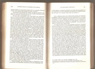 146 história social da criança e da família
guagem infantil ou de maneiras pueris; deve, ao contrário elevá-las
ao seu nível, faiando-lhes sempre de modo razoável.”
cdoSvTÍÍÜ?
dÍál °g0S d® Cordier’ da se«unda metade do sé-
Sinn IVv traíavam P,or no temo francês, embora no texto
latino se tratassem naturalmeote por tu
aouí^tril.nV.T
Pr
f
OCUpacâo com a gravidade, que analisamos
tSln u
real mente no secuio XIX, apesar da evolução con-
ríi rinede Pedagogia ™überal e majs natura-
‘ a. Um professor de francês norte-americano chamado L Wvlie
FrínSTri-
S
A
bàÚ
? dc 195°- 1951 numa aldeia do Sul dà
dnça, participando da vida quotidiana, ficou espantado com a se-
com*™^
qUC °S mCSÍreS da CSCola Primária tratavam os alunos, e
com que os pais camponeses tratavam seus filhos. O contraste com o
espirito norte-americano pareceu-lhe grande: “Cada passo no desen-
™'V™e"t0 da c" ança Parece depender do desenvolvimento daquilo
?ada L?
SSOa
L
Chamam dC SUa raison-" “
A cri ança é então conside-
rada ratsonnable e espera-se que permaneça raisonnabie" . Essa rai-
f*’
esse autocontrole e essa seriedade que se exigem da criança fran-
desde m.
ult0 cedo> enquanto ela prepara seu certificado de estu-
dos, e que nao existem mais nos E. U. A., são o resultado final da
2r f
,niC1
? n
° í
m d0 sécuI° XVI Pelos religiosos e pelos mo-
ralistas reformadores. Esse estado de espírito, aliás, começa a desa-
das Cldades francesas: ele só subsiste no campo, onde o ob-
servador norte-americano o constatou.
O sentido da inocência infantil resultou portanto numa dupla
atitude moral com relaçao à infância: preservá-la da sujeira da vida! e
t
P
^
ia
,
mf
nte da sex,Jalidade tolerada - quando não aprovada - en-
os adultos, e fortalece-la, desenvolvendo o caráter e a razão. Pode
parecer que existe ai uma contradição, pois de um lado a infância é
essa
8
cnnf
d
4d
C °Utr° 6 t0mada mais velha do ^realmente é. Mas
essa contradição so existe para nós, homens do século XX. Nosso
'Jf"
-
meato contemporâneo da infância caracteriza-se por uma asso-
'S da ,nfanc
.
,a ao Primitivismo e ao irracionaÜsmo ou pré-
sJnl!? yv
S
h
‘
ldCia surglu com Rousseau, mas pertence à história do
XX Ha
,
aPenas muito pouco tempo ela passou das teorias dos
psicólogos, pedagogos, psiquiatras e psicanalistas para o senso co-
mum. E essa ideia que serve ao professor norte-americano Wvlie
como ponto de referencia para avaliar a atitude diferente que ele en-
contra numa aldeia da região de Vaucluse. E nessa idéia reconhece-
mos também a sobrevivência de um outro sentimento da infância di-
ferente e mais antigo, que surgiu nos séculos XV e XVI e se tornou
geral e popular a partir do século XVII.
Nessa concepção, que nos parece antiga se comparada à nossa
mentalidade contemporânea, mas que era nova em comparação com
DO DESPUDOR Ã INOCÊNCIA 147
a Idade Média, as noções de inocência e de razão não se opunham. Si
puer prout decet, vixit era traduzido num manual de civilidade francês
em 1671 por "se a criança viveu como um homem” “
Sob a influência desse novo clima moral, surgiu uma literatura
pedagógica infantil distinta dos livros para adultos. Entre a massa de
tratados de civilidade redigidos a partir do século XVI, é muito difícil
reconhecer os que se dirigiam aos adultos e os que se dirigiam às
crianças. Essa confusão se explica por razões ligadas à estrutura da
família e às relações entre a família e a sociedade - que serão exami-
nadas na última parte deste estudo.
Ao longo do século XVII, essa confusão se atenuou. Os padres
jesuítas publicaram manuais de civilidade ou adotaram os existentes
como livros habituais, ao mesmo tempo em que realizaram expurgos
nos autores antigos ou patrocinaram tratados de ginástica: um exem-
plo é o livro Biensêance de la conversaiion entre les hommes ", publi-
cado em 1617 em Port-à-Mousson para os internatos da Companhia
de Jesus em Pont-à-Mousson e La Flèche. As Règles de la biensêance
et de la civilitê chrêtienne,
destinadas às escolas cristãs de meninos, de
São João Batista de La Salle, publicadas em 1713, seriam reeditadas
ao longo de todo o século XVIII e mesmo no início do século XIX:
foi um livro durante muito tempo considerado clássico e cuja in-
fluência sobre *os costumes foi sem dúvida considerável. Contudo,
mesmo esse livro ainda não se dirigia de forma direta e aberta as
crianças. Certos conselhos destinavam-se mais aos pais (e no entan-
to, tratava-se de um livro onde as crianças aprendiam a ler, um livro
que fornecia exemplos de escrita, servia de modelo de conduta e que
elas deviam aprender de cor), ou mesmo a adultos ainda mal instruí-
dos em questões de boas maneiras. Essa ambigüidade se dissiparia
nos manuais de civilidade da segunda metade do século XVIfl.^Eis
um deles, um manual de civilidade “pueril e decente” de 1761 ", "pa-
ra a instrução das crianças, apresentando no início uma forma de
aprender a ler, pronunciar e escrever corretamente, novamente corri-
gido (pois todos se apresentavam como reedições dos velhos manuais
de civilidade de Cordier, Erasmo ou do Galatéc. o gênero era tradi-
cional, e toda a novidade era montada sobre uma trama antiga, don-
de a persistência de certos sentimentos que sem dúvida haviam saído
41 L. Wylie, Village in the Vaucluse,
Cambridge, EUA, 1957*
42 Bienséfltice de la conversãtioti etttre les howtfties, P ont-à-M ousson* 1617.
43 Civilitê puerile et honnête pour Vinstrucüon des enfants, escrita por um missionário*
1753,
 