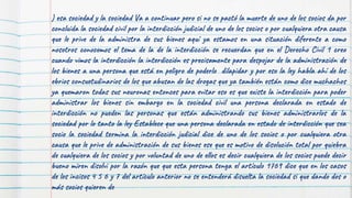 ) esa sociedad y la sociedad Va a continuar pero si no se pactó la muerte de uno de los socios da por
concluida la sociedad civil por la interdicción judicial de uno de los socios o por cualquiera otra causa
que le prive de la administra de sus bienes aquí ya estamos en una situación diferente a como
nosotros conocemos el tema de la de la interdicción se recuerdan que en el Derecho Civil 1 creo
cuando vimos la interdicción la interdicción es precisamente para despojar de la administración de
los bienes a una persona que está en peligro de poderlo dilapidar y por eso la ley habla ahí de los
ebrios consuetudinarios de los que abusan de las drogas que ya también están como dice muchachos
ya quemaron todas sus neuronas entonces para evitar eso es que existe la interdicción para poder
administrar los bienes sin embargo en la sociedad civil una persona declarada en estado de
interdicción no pueden las personas que están administrando sus bienes administrarlos de la
sociedad por lo tanto la ley Establece que una persona declarada en estado de interdicción que sea
socio la sociedad termina la interdicción judicial dice de uno de los socios o por cualquiera otra
causa que le prive de administración de sus bienes ese que es motivo de disolución total por quiebra
de cualquiera de los socios y por voluntad de uno de ellos es decir cualquiera de los socios puede decir
bueno miren disolvi por la razón que que esta persona tenga el artículo 1769 dice que en los casos
de los incisos 4 5 6 y 7 del artículo anterior no se entenderá disuelta la sociedad si que dando dos o
más socios quieren de
 