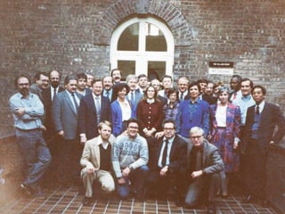 Text Encoding Initiative (TEI)
Eine Lösung: TEI (Text Encoding Initiative)
 Fokus: Text
TEI bezeichnet sowohl
 das Konsortium (TEI-C),
 als auch einen Standard zur Kodierung und zum Austausch von
Textdokumenten

„TEI hat ein unabhängiges, portables und offenes Format
[für die] Speicherung, Austausch und Analyse von
Texten in den Geisteswissenschaften entwickelt. Das
konkrete Resultat dieser Arbeit sind sowohl Richtlinien für
die Kodierung unterschiedlicher Textsorten als auch das
Textkodierungsformat selber.“
(http://www.onb.ac.at/sichtungen/print/bruvik-tm-1a-print.html)

 Richtlinien und Format sind frei zugänglich und kostenlos

 