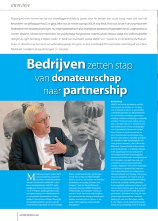 Interview

Hulporganisaties kunnen een rol van doorslaggevend belang spelen, voor het lenigen van acute nood, maar ook voor het
bevorderen van zelfredzaamheid. Dat geldt zeker voor de manier waarop UNICEF hulp biedt. Polio was tot ver in de vorige eeuw een
kinderziekte met desastreuze gevolgen. Nu vragen geleerden zich af of ze de laatste laboratoriumvoorraden van dit uitgeroeide virus
moeten bewaren. Somalië kent momenteel een grootschalige hongersnood, maar buurland Ethiopië slaagt erin, ondanks dezelfde
droogte, de eigen bevolking te blijven voeden. In beide succesverhalen speelde UNICEF een cruciale rol, en de Nederlandse hulpver-
leners en donateurs op hun beurt een verhoudingsgewijs zeer grote. In deze wereldwijde VN-organisatie staat het gulle en actieve
Nederland namelijk in de top als het gaat om donaties.




               Bedrijven zetten stap
                         van donateurschap
                           naar partnership
                                                                                                          Kinderarbeid
                                                                                                          UNICEF ziet toe op de naleving van het
                                                                                                          verdrag voor de rechten van het kind,
                                                                                                          ook in Nederland zelf, en is zeer actief in
                                                                                                          ontwikkelingslanden om de basisbehoef-
                                                                                                          ten van kinderen te helpen garanderen:
                                                                                                          voeding, medische verzorging en natuurlijk
                                                                                                          scholing. “Kinderen horen niet te werken.
                                                                                                          Dat is wat IKEA met ons in contact bracht.
                                                                                                          Het bedrijf had last van beschuldigingen
                                                                                                          van kinderarbeid bij leveranciers in het
                                                                                                          Verre Oosten en zocht een manier om
                                                                                                          die in heel de keten aantoonbaar uit te
                                                                                                          bannen. Daar hebben wij het bij geholpen
                                                                                                          en sindsdien is IKEA wereldwijd een van
                                                                                                          onze grootste partners,” aldus Jan Bouke
                                                                                                          Wijbrandi. Typerend voor dit partnership
                                                                                                          is dat beide partijen er profijt van hebben.
                                                                                                          In dit opzicht past het dan ook goed in
                                                                                                          de huidige trend naar maatschappelijk
                                                                                                          verantwoord ondernemen, waarbij bedrijven
                                                                                                          zich niet alleen met geld maar ook met
                                                                                                          activiteiten voor een goed doel willen
                                                                                                          inzetten. Wijbrandi: “We merken inderdaad
                                                                                                          dat MVO een rol speelt in het vergroten
                                                                                                          van de betrokkenheid van onze partners.



               M
                            arketingmanagers zullen allicht   Naties, terwijl Nederlanders als Monique    ING bijvoorbeeld neemt graag werknemers
                            met bewondering en jaloezie       van de Ven en Paul van Vliet hetzelfde      mee naar projecten, en maakt er ook ge-
                            het UNICEF model bestuderen.      doen in ons land. “We hebben het voordeel   bruik van voor bijvoorbeeld teambuilding.
               Met een honderdtal medewerkers kana-           dat iedereen zich graag associeert met      Ik merk dat vooral de nieuwe generatie,
               liseert het Nederlandse UNICEF Comité          kinderen,” zegt Jan Bouke Wijbrandi,        hoog opgeleide werknemers, belang hecht
               jaarlijks een stroom donaties ter waarde       algemeen directeur UNICEF Nederland.        aan een band met een goed doel waarvoor
               van € 70 miljoen, daarbij geholpen door        “Kinderen zijn onschuldig en kwetsbaar,     meer van haar verwacht wordt dan enkel
               een opeenvolging van wereldberoemde            overal en altijd. Maar onze ambassadeurs    geld storten. Dat neemt niet weg dat onze
               en sympathieke ambassadeurs. Audrey            zijn ook mensen die al lang en breed naam   partnerships financieel van essentieel
               Hepburn, Danny Kaye en Roger Moore zijn        hadden gemaakt vóór ze met ons in zee       belang zijn voor ons. We krijgen jaarlijks
               de mondiale gezichten geweest van de           gingen. Dat maakt hun inzet werkelijk       € 13,5 miljoen van de Nationale Postcode-
               kinderrechtenorganisatie van de Verenigde      belangeloos.”                               loterij, een groot bedrag, maar de bulk van




        het ONDERNEMERS BELANG
 