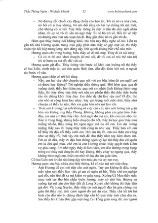 Wasserzeichen Text
Th y Thông Ngôn - H Bi u Chánh 52 www.hobieuchanh.com
- Nó ng x t chu i cây ng chi u cho heo n. Tôi r nó ra nhà ch i,
nó h i có ai hay không, tôi nói d i r ng có hai v ch ng tôi mà thôi,
ch không có ai h t. V y th y thông n m t âu ó ch ng i nhan
nh n, tôi s nó vô t i sân nó ngó th y r i nó b tr v . H i tôi v ây
nó ng r a m t s a so n mà i. Bây gi ch c nó ra g n t i a.
Hôm qua th y thông nói kh ng khái, mà b a nay th y nghe cô hai Li n ra
n t i nhà H ng qu n, trong m t giây phút n a th y s g p m t cô, thì th y
ch n r n h i h p trong lòng, nên ng d y lính quính không bi t ch nào tr n.
H ng qu n ch trong bu ng, bi u th y vô ó mà núp. Th y i và nói r ng:
- Cô có ra thì anh kh i chuy n ó mà nói, tôi coi c nói th nào r i
tôi s b c ra mà i ãi v i cô.
H ng qu n g t u. Th y thông v a b c vô kh i c a bu ng r i thì th y
cô hai Li n, mình m c áo v i en qu n lãnh en, u i kh n h t mè, ngoài
rào b c vô sân.
H ng qu n chào cô r i h i r ng:
- y, em hai v y ch chuy n qua nói v i em b a hôm ó em ngh coi
có c hay không? T i nghi p th y thông quá! H i hôm qua, qua i
xu ng d i, th y h i th m em, qua nói em nh t nh không thèm ng
th y, thì th y khóc vùi, th y nói n u em phi n th y thì ch c th y bu n
u r i ch ng kh i th y au. Em ch c d chi l m v y em? i, lúc
còn nh ai c ng ham bay nh y, bây gi tr ng tu i m t chút, th y nh
chuy n c th y n n n, thôi em gi n h n n a mà làm chi.
- Th a anh H ng, t i anh không rõ vi c c a em, nên anh t ng em gi n
n mà không ng th y Phong. Không, không ph i em gi n h n th y
âu, em oán em thù th y ch . Anh ngh ó mà coi, khi em còn nh lúc
thúc trong làng, không hi u chuy n chi h t, th y n h c gi i th y môi
mi ng nhi u, th y dùng l i ngon ng t mà d d em. Em d i t ng
mi ng th y sao thì b ng th y tính c ng in nh v y. Th y h a v i em
th y thi u r i th y c i em. B i em tin l i, em coi thân em c ng
nh v th y r i, b i v y em m i cho th y n m tay n m ch n em.
Em có dè âu, th y thi u làm thông ngôn ký l c r i th y c chí quên
em là a quê mùa, chê em là con H ng ch c, th y quy t tính ki m
giàu sang. Em nh ngày th y i làm vi c, em ón ng trong b ng
trông coi th y nói chuy n chi hay không, th y ch y xe ngang qua, th y
không thèm ngó em, thi t em nh t i lúc ó em gi n l m.
Cô hai Li n nói t i ó r i ng d y têm tr u n mà tay run run.
H ng qu n v a bào ch a cho th y thông, k cô c n mà nói ti p r ng:
- Anh H ng em nói ti p cho anh nghe. Tuy em không i âu, song
y n m nay th y làm vi c gì em có nghe rõ h t. Th y chê em nghèo
quê d t, nên tính i xa mà ki m v giàu sang. Xu ng Cà Mau th y m c
u m t tay th bán ph n buôn h ng, may có nh bác H ng s
xu ng k p mà xin cho th y i i Long Xuyên ch không thì th y kh
già i. V Long Xuyên, th y th y có m t ng i àn bà góa ch ng mà
giàu thì th y mê, tính c i ng i ó mà n c a. Th y chà l t t i lui
hoài cho n n i b chúng ánh p x u h quá th y m i ch u dan ra.
Sau th y lên Châu c g p m t ông Cai T ng giàu sang d , mà ng i
 