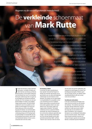 Interview                                                                                                         Tekst: Jeroen Kuypers/Fotografie: Marco Magielse




           Regeren na de vanzelfsprekende meerderheid:


           De verkleinde schoenmaat
               van Mark Rutte
                                                                            Tussen het aantreden van de liberaal Rutte als premier en dat

                                                                            van zijn liberale voorganger Cort van der Linden zit bijna een

                                                                        eeuw. Honderd jaar lang moest hun stroming die post overlaten

                                                                                aan christendemocraten en sociaaldemocraten. En nu de

                                                                               liberalen eindelijk weer de eerste minister leveren is deze de

                                                                             leider van een minderheidskabinet dat voor elk wetsvoorstel

                                                                                   moet soebatten met een gedoogpartner of de oppositie.

                                                                        Volgens sommige commentatoren dreigt Rutte daardoor vooral

                                                                                       de geschiedenis in te gaan als een kleurloze premier.

                                                                       Op 27 september jl. ging hij in de tegenaanval. Tijdens een rede in

                                                                       Antwerpen legde hij uit dat minderheidskabinetten in deze eeuw

                                                                                   niet de uitzondering maar de regel zullen vormen en dat

                                                                                     politiek succesvol beleid niet langer de verwezenlijking

                                                                                        van een groots plan maar het zetten van vele kleine

                                                                                                                              stapjes is geworden.




           J
                e weet niet wat het is, maar je zult hem   De kwetsbare vrijheid                         van de reactie van premier Stoltenberg, die
                wel houden’, zo hielden Europees pre-      In zijn boek ‘De open samenleving en          weigerde de maatschappij af te sluiten met
                sident Herman van Rompuy en liberaal       haar vijanden’ bestreed Karl Popper de        beveiligingsmaatregelen. Politiek is geen
           fractievoorzitter in het Europees Parlement     denkers die meenden dat de loop van de        vak voor bange mensen. De vrijheid is geen
           Guy Verhofstadt hem voor. En zo had Mark        geschiedenis aan net zulke wetmatigheden      vanzelfsprekendheid, zelfs niet zo lang
           Rutte geen andere keuze dan in te gaan op       onderworpen was als de banen van de           na de val van de Muur.”
           de uitnodiging van de Vlaamse denktank          planeten. De evolutie van de maatschappij
           Liberales om in het voetspoor van de twee       is niet gedetailleerd te voorspellen en dus   Verstikkende moltondeken
           illustere Belgen te treden en de jaarlijkse     is de samenleving ook niet ‘maakbaar’.        In de open samenleving die Popper voor-
           Popper lezing te geven. Het thema klinkt        Geluk, wetenschap en economie kunnen          staat vormen de rechten van het individu
           academisch: wat is de actualiteit van het       niet worden gepland, enkel in een open        de hoeksteen. “Het individu staat boven
           denken van Karl Popper? De inhoud van           debat tussen vrije burgers stapje voor        de groep. Ook de ondernemer moet zijn
           Ruttes lezing was echter zeer politiek.         stapje worden verbeterd. “De wereld-          ambities ten volle waar kunnen maken.
           Hij greep het denken van de Oostenrijkse        verbeteraars die een utopische heilsleer      De enige taak van de overheid is hem
           filosoof aan om de keuzes die hij sinds de      aanhangen zijn sinds de ondergang van         daarin te faciliteren, niet te reguleren.
           verkiezingsuitslag van 2010 had gemaakt         het communisme zeldzamer geworden dan         Dat laatste is een verstikkende moltondeken
           te rechtvaardigen. De stampvolle zaal van       vroeger, maar de aanslag in Noorwegen         over de economie werpen.” Maar hoewel
           het Antwerpse provinciehuis, waarin heel        op 22 juni dit jaar bewijzen dat de open      Rutte de grote overheid uit de jaren ze-
           wat Nederlandse klanken te horen waren,         samenleving kwetsbaar blijft,” zei Rutte.     ventig vervangen zag door een aanzienlijk
           verwachtte dan ook niets anders.                “Daarom was ik ook zeer onder de indruk       kleinere, ontwaarde hij buiten Nederland




    het ONDERNEMERS BELANG
 