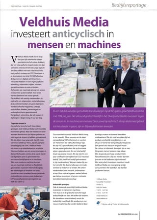 Tekst: André Staas – Comm’Art • Fotografie: Gerrit Boer                                                                                 Bedrijfsreportage


              Veldhuis Media
investeert anticyclisch in
    mensen en machines
V
          eldhuis Media heeft zich in krap
          tien jaar tijd ontwikkeld tot een
          specialistische full colour drukkerij
die het hele grafische traject onder één dak
aanbiedt. Directeur Erwin de Lange legt uit:
‘We beschikken over een creatieve studio
met grafisch ontwerp en DTP. Daarnaast is
er de drukkerij met drie 72/103 full colour
drukpersen en digitale printmachines.
Ten slotte hebben we een eigen grafische
afwerking, waaronder snijden, vouwen,
geniet brocheren en wire-o binden.
Zo houden we maximale grip op het proces
en daarmee op de kwaliteit. Voor onze
klanten betekent het vooral gemak.’
De drukkerij telt veertig medewerkers. In
opdracht van uitgeverijen, reclamebureaus,
drukwerkintermediairs en grote bedrijven                  De directeuren Erwin de Lange (l.) en Oscar Jager
worden in Raalte magazines, catalogi,
tijdschriften, boeken, jaarverslagen en
verkoopbrochures geproduceerd.                            In een tijd dat wekelijks gemiddeld drie drukkerijen op de ﬂes gaan, groeit Veldhuis Media
Dat gebeurt volcontinu, dat wil zeggen in
                                                          met 20% per jaar. Het allround graﬁsch bedrijf in het Overijsselse Raalte investeert tegen
3 ploegen, 5 dagen lang, 24 uur per dag.
                                                          de stroom in. In machines en mensen. Door zowel op technisch als op relationeel gebied
Tegen de stroom in
De grafische branche heeft forse tikken                   tot het uiterste te gaan, zijn en blijven de klanten tevreden.
gekregen. Ook Veldhuis Media heeft moeilijke
momenten gehad. ‘Maar die hebben we over-
wonnen doordat erin zijn blijven geloven en               Duurzaamheid staat bij Veldhuis Media hoog          kundige, ervaren en bovenal betrokken
juist tegen de stroom in hebben geïnvesteerd.             in het vaandel. ‘Onze prepress en de plaat-         medewerkers. Die zijn heel betrokken bij het
We zijn alleen maar gegroeid. Van 25 mede-                vervaardiging 100% chemievrij en werken             product, ons bedrijf, onze klanten en op
werkers in 2008 naar 40 nu, bij een jaarlijkse            we met inkten die 100% afbreekbaar zijn.            elkaar. Er heerst hier een prettig familiegevoel.
omzetstijging van 20%.’ Veldhuis Media                    We zijn FSC-gecertificeerd, wat wil zeggen          Een gevoel van: we staan en gaan ervoor.
zet zwaar in op relatiebeheer en acquisitie.              dat we papier gebruiken dat op duurzame             De cultuur is informeel; drempels zijn er niet.
‘Hiervoor hebben we vier accountmanagers in               wijze is geproduceerd. En ons hele bedrijf          We praten met en luisteren naar elkaar.
dienst. We houden continu druk op de markt.’              draait op groene stroom. We zijn slechts een        Met als gevolg een hoge productiviteit:
De afgelopen jaren is geïnvesteerd in                     paar certificaten verwijderd van CO2-neutraal       het ziekteverzuim is bij ons minder dan één
een nieuw bedrijfspand en in machines.                    bedrijf.’ Ook heeft het bedrijf geïnvesteerd        procent en de faalkosten zijn minimaal.‘
‘Met onze moderne machines kunnen                         in zijn medewerkers. ‘Mensen maken bij ons          Met anticyslisch investeren neemt en houdt
we een maximale snelheid en flexibiliteit                 het verschil. We doen er alles aan om mede-         Veldhuis Media een voorsprong op zijn
garanderen, naast een minimale kostprijs.                 werkers te vinden en te binden. We willen           concurrenten. Het bedrijf en zijn klanten
We waarborgen de kwaliteit van onze                       medewerkers met initiatief, ondernemer-             profiteren hiervan.
producten door te werken binnen passende                  schap. Onze opdrachtgevers voelen feilloos
protocollen en normen; onze drukpersen,                   aan dat we investeren in kennis, motivatie,
CTP en proefsystemen zijn ingericht op                    betrokkenheid, vakmanschap.’                         Veldhuis Media
NEN-ISO 12647-2.’                                                                                              Kanaaldijk Oostzijde 3
                                                          Industriële principes                                Postbus 2
                                                          Ook de komende jaren blijft Veldhuis Media           8100 AA Raalte
                                                          investeren in mensen en machines.                    T 0572 - 34 97 00
                                                          ‘Van huis uit is de grafische branche nogal          F 0572 - 34 97 99
                                                          ambachtelijk van aard. We willen dit loslaten.       info@veldhuis.nl
                                                          We benaderen onze drukkerij vanuit de                www.veldhuis.nl
                                                          industriële invalshoek. We produceren met
                                                          nieuwe machines, die worden bediend door                    Volg ons ook op Twitter: @veldhuismedia




                                                                                                                                              het ONDERNEMERS BELANG
 