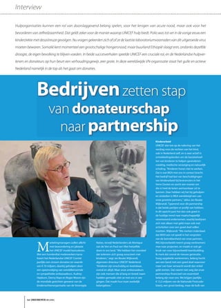 Interview

Hulporganisaties kunnen een rol van doorslaggevend belang spelen, voor het lenigen van acute nood, maar ook voor het
bevorderen van zelfredzaamheid. Dat geldt zeker voor de manier waarop UNICEF hulp biedt. Polio was tot ver in de vorige eeuw een
kinderziekte met desastreuze gevolgen. Nu vragen geleerden zich af of ze de laatste laboratoriumvoorraden van dit uitgeroeide virus
moeten bewaren. Somalië kent momenteel een grootschalige hongersnood, maar buurland Ethiopië slaagt erin, ondanks dezelfde
droogte, de eigen bevolking te blijven voeden. In beide succesverhalen speelde UNICEF een cruciale rol, en de Nederlandse hulpver-
leners en donateurs op hun beurt een verhoudingsgewijs zeer grote. In deze wereldwijde VN-organisatie staat het gulle en actieve
Nederland namelijk in de top als het gaat om donaties.




               Bedrijven zetten stap
                         van donateurschap
                           naar partnership
                                                                                                          Kinderarbeid
                                                                                                          UNICEF ziet toe op de naleving van het
                                                                                                          verdrag voor de rechten van het kind,
                                                                                                          ook in Nederland zelf, en is zeer actief in
                                                                                                          ontwikkelingslanden om de basisbehoef-
                                                                                                          ten van kinderen te helpen garanderen:
                                                                                                          voeding, medische verzorging en natuurlijk
                                                                                                          scholing. “Kinderen horen niet te werken.
                                                                                                          Dat is wat IKEA met ons in contact bracht.
                                                                                                          Het bedrijf had last van beschuldigingen
                                                                                                          van kinderarbeid bij leveranciers in het
                                                                                                          Verre Oosten en zocht een manier om
                                                                                                          die in heel de keten aantoonbaar uit te
                                                                                                          bannen. Daar hebben wij het bij geholpen
                                                                                                          en sindsdien is IKEA wereldwijd een van
                                                                                                          onze grootste partners,” aldus Jan Bouke
                                                                                                          Wijbrandi. Typerend voor dit partnership
                                                                                                          is dat beide partijen er profijt van hebben.
                                                                                                          In dit opzicht past het dan ook goed in
                                                                                                          de huidige trend naar maatschappelijk
                                                                                                          verantwoord ondernemen, waarbij bedrijven
                                                                                                          zich niet alleen met geld maar ook met
                                                                                                          activiteiten voor een goed doel willen
                                                                                                          inzetten. Wijbrandi: “We merken inderdaad
                                                                                                          dat MVO een rol speelt in het vergroten
                                                                                                          van de betrokkenheid van onze partners.



               M
                            arketingmanagers zullen allicht   Naties, terwijl Nederlanders als Monique    ING bijvoorbeeld neemt graag werknemers
                            met bewondering en jaloezie       van de Ven en Paul van Vliet hetzelfde      mee naar projecten, en maakt er ook ge-
                            het UNICEF model bestuderen.      doen in ons land. “We hebben het voordeel   bruik van voor bijvoorbeeld teambuilding.
               Met een honderdtal medewerkers kana-           dat iedereen zich graag associeert met      Ik merk dat vooral de nieuwe generatie,
               liseert het Nederlandse UNICEF Comité          kinderen,” zegt Jan Bouke Wijbrandi,        hoog opgeleide werknemers, belang hecht
               jaarlijks een stroom donaties ter waarde       algemeen directeur UNICEF Nederland.        aan een band met een goed doel waarvoor
               van € 70 miljoen, daarbij geholpen door        “Kinderen zijn onschuldig en kwetsbaar,     meer van haar verwacht wordt dan enkel
               een opeenvolging van wereldberoemde            overal en altijd. Maar onze ambassadeurs    geld storten. Dat neemt niet weg dat onze
               en sympathieke ambassadeurs. Audrey            zijn ook mensen die al lang en breed naam   partnerships financieel van essentieel
               Hepburn, Danny Kaye en Roger Moore zijn        hadden gemaakt vóór ze met ons in zee       belang zijn voor ons. We krijgen jaarlijks
               de mondiale gezichten geweest van de           gingen. Dat maakt hun inzet werkelijk       € 13,5 miljoen van de Nationale Postcode-
               kinderrechtenorganisatie van de Verenigde      belangeloos.”                               loterij, een groot bedrag, maar de bulk van




        het ONDERNEMERS BELANG
 