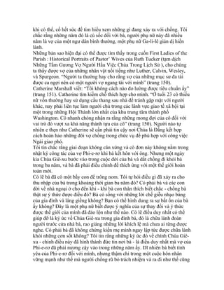 khi có thể, cố hết sức để tìm hiểu xem những gì đang xảy ra với chồng. Tôi
chắc rằng những năm đó là cú sốc đối với bà, người phụ nữ này đã nhiều
năm là vợ của một ngư dân bình thường, một phụ nữ Ga-li-lê giản dị hiền
lành.
Những bản sao hiện đại có thể được tìm thấy trong cuốn First Ladies of the
Parish : Historical Portraits of Pastor’ Wives của Ruth Tucker (tạm dịch
Những Tấm Gương Vợ Người Hầu Việc Chúa Trong Lịch Sử ), cho chúng
ta thấy được vợ của những nhân vật nổi tiếng như Luther, Calvin, Wesley,
và Spurgeon. “Người ta thường hay cho rằng vợ của những mục sư đa tài
được ca ngợi nên có một người vợ ngang tài với mình” (trang 150).
Catherine Marshall viết: “Tôi không cách nào đo lường được tiêu chuẩn ấy”
(trang 151). Catherine tìm kiếm chỗ thích hợp cho mình. “Ở tuổi 23 cô thiếu
nữ vốn thường hay sử dụng cầu thang sau nhà để tránh gặp mặt với người
khác, nay phải liên tục làm người chủ trong các lãnh vực giao tế xã hội tại
một trong những Hội Thánh lớn nhất của khu trung tâm thành phố
Washington. Cô nhanh chóng nhận ra rằng những mong đợi của cô đối với
vai trò đó vượt xa khả năng thành tựu của cô” (trang 150). Người nào tự
nhiên e thẹn như Catherine sẽ cần phải tin cậy nơi Chúa là Đấng kết hợp
cách hoàn hảo những đôi vợ chồng trong chức vụ để phù hợp với công việc
Ngài giao phó.
Tôi tin chắc rằng giai đoạn không cân xứng và cô đơn này không nằm trong
nhật ký công tác của vợ Phi-e-rơ khi bà kết hôn với ông. Nhưng một ngày
kia Chúa Giê-xu bước vào trong cuộc đời của bà và dắt chồng đi khỏi bà
trong ba năm, và bà đã phải điều chỉnh để thích ứng với một thế giới hoàn
toàn mới.
Có lẽ bà đã có một bầy con để trông nom. Tôi tự hỏi điều gì đã xảy ra cho
thu nhập của bà trong khoảng thời gian ba năm đó? Có phải bà và các con
dời về nhà ngoại ở cho đến khi - khi bà con thân thích biết chắc - chồng bà
thật sự ý thức được điều đó? Bà có sống với những lời chế giễu nhạo báng
của gia đình và láng giềng không? Bạn có thể hình dung ra sự bất ổn của bà
ấy không? Đây là một phụ nữ biết được ý nghĩa của sự thay đổi và ý thức
được thế giới của mình đã đảo lộn như thế nào. Có lẽ điều duy nhất có thể
giúp đỡ là ký ức về Chúa Giê-xu trong gia đình bà, đó là chữa lành đoàn
người trước cửa nhà bà, rao giảng những lời khích lệ mà chưa ai từng được
nghe. Có phải bà đã không chứng kiến mẹ mình ngay lập tức được chữa lành
khỏi những cơn sốt không? Tôi tin rằng những ký ức đó về chính Chúa Giê-
xu - chính điều này đã hình thành đức tin nơi bà - là điều duy nhất mà vợ của
Phi-e-rơ đã phải nương cậy vào trong những năm ấy. Dĩ nhiên bà biết tình
yêu của Phi-e-rơ đối với mình, nhưng thậm chí trong một cuộc hôn nhân
vững mạnh như thế mà người chồng rũ bỏ trách nhiệm và ra đi như thế cũng
 