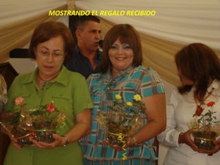 MOSTRANDO EL REGALO RECIBIDO 