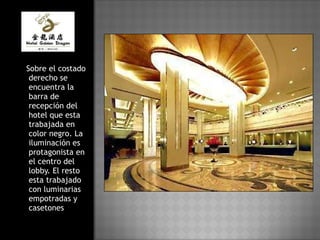 Sobre el costado derecho se encuentra la barra de recepción del hotel que esta trabajada en color negro. La iluminación es protagonista en el centro del lobby. El resto esta trabajado con luminarias empotradas y casetones  