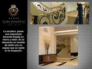 La escalera  posee una importante baranda forjada en hierro y latón. En el descanso un mueble de estilo con un espejo que se repite en la recepción.   