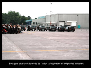 Les gens attendent l’arrivée de l’avion transportant les corps des militaires 