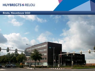 Breda, Nieuwbouw GGD

Opdrachtgever : CRA Vastgoed B.V. te Eindhoven
Architect

: Havermans Hielkema Architecten te Breda

Bouwdirectie &
toezicht
: Regli Bouwmanagement
BVO

: 5.500 m 2

Aanneemsom

: € 4.600.000,00

Start bouw

: Augustus 2007

Oplevering

: Maart 2009

Het complex behelsde de uitvoering van de nieuwbouw van
hoofdkantoor GGD te Breda. Dit project maakt deel uit van de
integrale gebiedsontwikkeling op het voormalig terrein van Brabant
Water te Breda. Het GGD-kantoor heeft een U-vorm. Het
hoofdgebouw aan de Doornboslaan bestaat uit vijf bouwlagen. In
hoogte komt dit overeen met de zes bouwlagen van het
woongebouw aan de Doornboslaan, waarmee de continuïteit van het stedelijke profiel wordt gewaarborgd. Het bouwdeel aan de Nieuwe Kadijk heeft
een hoogte van drie bouwlagen.
Op de begane grond zijn de publieke functies van de GGD ondergebracht. Hier bevinden zich de diverse onderzoekkamers, laboratoria en
wachtruimten. Omwille van functionele eisen is in een eenlaags bouwdeel de TBC-afdeling met aparte entree opgenomen. De verdiepingen zijn
bestemd als kantoor- en vergaderruimten. De werkplekken zijn hier afwisselend ondergebracht in traditionele cellenstructuur en flexwerkzones.
Aanneemsom van de appartementen zijn niet op dit projectblad meegenomen.

 