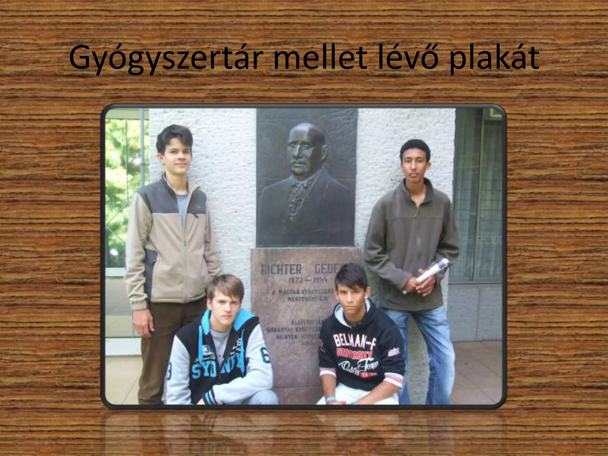 Gyógyszertár mellet lévő plakát

 