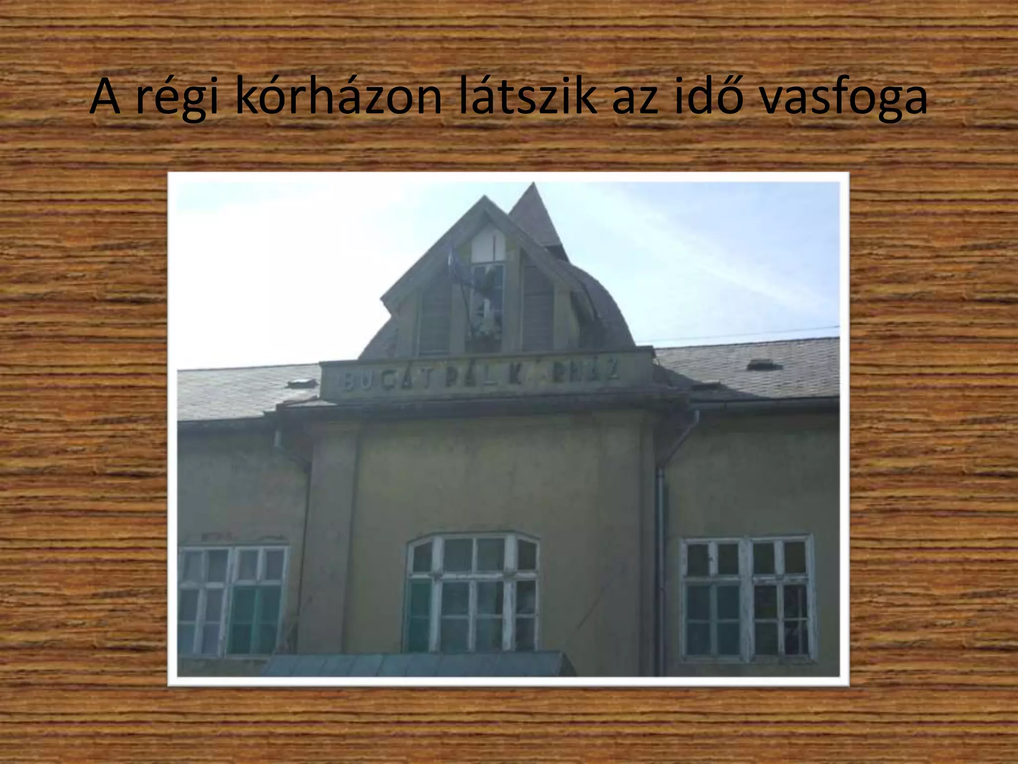 A régi kórházon látszik az idő vasfoga

 