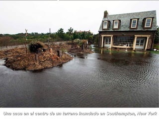 Una casa en el centro de un terreno inundado en Southampton, New York
 