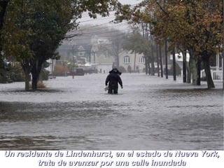 Un residente de Lindenhurst, en el estado de Nueva York,
         trata de avanzar por una calle inundada
 