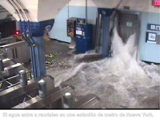 El agua entra a raudales en una estación de metro de Nueva York.
 