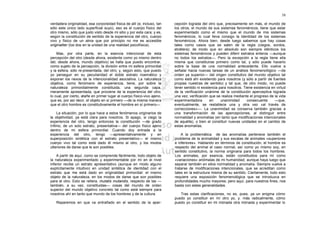 58

verdadera originalidad, esa corporeidad física de allí (e, incluso, tan   cepción lograda del otro que, precisamente sin más, el mundo de
sólo este único lado superficial suyo), eso es el cuerpo físico del       los otros, el mundo de sus sistemas fenoménicos, tiene que estar
otro mismo, sólo que justo visto desde mi sitio y por esta cara; y es,    experimentado como el mismo que el mundo de mis sistemas
según la constitución de sentido de la experiencia del otro, cuerpo       fenoménicos, lo cual lleva consigo la identidad de los sistemas
vivo y físico de un alma que por principio no me es accesible             fenoménicos. Ahora bien, desde luego sabemos que hay cosas
originaliter (los dos en la unidad de una realidad psicofísica).          tales como casos que se salen de la regla (ciegos, sordos,
                                                                          etcétera); de modo que en absoluto son siempre idénticos los
    Mas, por otra parte, en la esencia intencional de esta                sistemas fenoménicos y pueden diferir estratos enteros —aunque
percepción del otro (desde ahora, existente como yo mismo dentro          no todos los estratos—. Pero la excepción a la regla tiene ella
del, desde ahora, mundo objetivo) se halla que puedo encontrar,           misma que constituirse primero como tal, y sólo puede hacerlo
como sujeto de la percepción, la división entre mi esfera primordial      sobre la base de una normalidad antecedente. Ello vuelve a
y la esfera, sólo re-presentada, del otro; y, según esto, que puedo       señalar hacia nuevas tareas de un análisis fenomenológico —de
yo perseguir en su peculiaridad el doble estrato noemático y              orden ya superior— del origen constitutivo del mundo objetivo tal
exponer los nexos de la intencionalidad asociativa. La naturaleza         como está ahí existiendo para nosotros (y sólo a partir de fuentes
objetiva, como fenómeno de experiencia, tiene, por sobre la               propias nuestras de sentido) y tal que, de otro modo, no puede
naturaleza primordialmente constituida, una segunda capa,                 tener sentido ni existencia para nosotros. Tiene existencia en virtud
meramente apresentada, que proviene de la experiencia del otro;           de la verificación unánime de la constitución aperceptiva lograda
lo cual, por cierto, atañe en primer lugar al cuerpo físico-vivo ajeno,   una vez; verificación que se realiza mediante el progreso de la vida
que es, por así decir, el objeto en sí primero —de la misma manera        experimentadora       en     unanimidad      consecuente      —que,
que el otro hombre es constitutivamente el hombre en sí primero—.         eventualmente, se restablece una y otra vez «al través de
                                                                          correcciones»—. La unanimidad se conserva también gracias a
    La situación, por lo que hace a estos fenómenos originarios de        una transformación de las apercepciones, al distinguir entre
la objetividad, ya está clara para nosotros. Si apago, si ciego la        normalidad y anomalías (en tanto que modificaciones intencionales
experiencia del otro, tengo entonces la constitución —de grado            de aquélla), o bien al constituir nuevas unidades en el cambio de
ínfimo, de un solo estrato, presentativa— del cuerpo físico ajeno         estas anomalías.
dentro de mi esfera primordial. Cuando doy entrada a la
experiencia del otro, tengo —apresentativamente y en                          A la problemática de las anomalías pertenece también el
superposición sintética con el estrato presentativo— el mismo             problema de la animalidad y sus escalas de animales «superiores
cuerpo vivo tal como está dado él mismo al otro, y los modos              e inferiores». Hablando en términos de constitución, el hombre es
ulteriores de darse que le son posibles.                                  respecto del animal el caso normal, así como yo mismo soy, en
                                                                          sentido constitutivo, la norma originaria para todos los hombres.
    A partir de aquí, como se comprende fácilmente, todo objeto de        Los animales, por esencia, están constituidos para mí como
la naturaleza experimentado y experimentable por mí en el nivel           «variaciones» anómalas de mi humanidad, aunque haya luego que
inferior recibe un estrato apresentativo (aunque en modo alguno           separar también en ellos normalidad y anomalía. Siempre vuelve a
explícitamente intuitivo) en unidad sintética de identidad con el         tratarse de modificaciones intencionales, que se acreditan como
estrato que me está dado en originalidad primordial: el mismo             tales en la estructura misma de su sentido. Ciertamente, todo esto
objeto de la naturaleza, en los modos de darse que son posibles           requiere una exposición fenomenológica que se introduzca en
para el otro. Esto se reitera, mutatis mutandis, respecto de las —        profundidades mucho mayores; pero aquí, para nuestros fines, nos
también, a su vez, constituidas— cosas del mundo de orden                 basta con estas generalidades.
superior del mundo objetivo concreto tal como está siempre para
nosotros ahí en tanto que mundo de los hombres y de la cultura.              Tras estas clarificaciones, no es, pues, ya un enigma cómo
                                                                          puedo yo constituir en mí otro yo, y. más radicalmente, cómo
   Reparemos en que va entrañado en el sentido de la aper-                puedo yo constituir en mi mónada otra mónada y experimentar lo
 