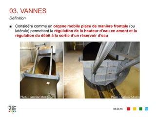 01. SECTION DE CONTRÔLE
17.04.16
Définition
130
■ Il s’agit de toute singularité permettant le passage d’un régime
fluvial au torrentiel.
■ Cela suppose l’existence d’un régime critique localisé au droit de
la section de contrôle où la relation « débit-hauteur » est univoque
■ La section de contrôle est utilisée pour la mesure de débit.
■ La courbe est appelée courbe de tarage
■ Le contrôle d’un écoulement:
■ fluvial se fait à l’aval de cet écoulement
■ torrentiel se fait à l’amont de cet écoulement
■ Nous aborderons le cas des déversoirs et des vannes de fond.
 