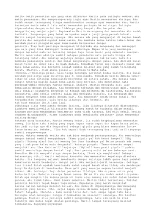 detik- detik penantian apa yang akan dilakukan Martin pada putingku membuat aku
makin penasaran. Aku mengerang-erang ingin agar Martin meneruskan aksinya. Aku
sudah sangat terangsang hingga memohon-mohon padanya agar memuaskan aku. Martin
tersenyum manis sekali lalu mulai memasukan putingku ke mulutnya. Putingku
dipermainkan dengan mulut dan lidahnya yang hangat. Aku bergetar dan
menggelinjang menjadi-jadi. Kepiawaian Martin merangsang dan memuaskan aku sudah
terbukti. Rangsangan yang hebat melupakan segala janji yang pernah kubuat.
Martin sangat terangsang rupanya. Aku merasa ada yang mengganjal di bagian bawah
perutku dan menyodok-nyodok kemaluanku. Aku membuka kedua kakiku lebar-lebar dan
merubah posisi pinggulku agar kemaluanku bergesekan dengan
penisnya. Tiap kali penisnya menggesek klitorisku aku mengerang dan merenggut
apa saja yang bisa kurenggut termasuk rambutnya. Napas kita yang mendengus-
dengus bersahut-sahutan bersaing dengan lagu house music yang memenuhi ruangan.
Martin meneruskan aksinya sambil melepas pakaianku satu persatu hingga aku
telanjang bulat. Aku menatap wajahnya dengan perasaan tak karuan. Lalu dia
membuka pakaiannya sendiri dan mulai menyerangku dengan ganas. Aku diciumi mulai
mulut turun ke leher lalu ke buah dadaku. Kemudian turun lagi melewati pusar dan
bulu kemaluanku. Dia berhenti sesaat sambil melihat aku yang sudah terangsang
berat. “Martin.. cium anuku please..“ pintaku terbata-bata.
“Hehehe..“ Desisnya pelan. Lalu tanpa menunggu perintah kedua kalinya, dia mulai
merubah posisinya agar mulutnya pas di kemaluanku. Kemudian kakiku dibuka lebar-
lebar ke atas sehingga kemaluanku menyembul di antara pahaku. Aku merasa hawa
dingin menerpa bagian dalam kemaluanku yang merekah. Aku memejamkan mata
berdebar-debar menunggu Martin memulai aksinya. Martin menciumi sisi luar
kemaluanku dengan perlahan. Aku mengerang tertahan dan mengerutkan dahi. Rasanya
geli sekali! Ciumannya bergerak ke tengah dan berhenti di klitorisku. Klitorisku
diciuminya lama sekali seperti kalau dia menciumi bibirku. Dia mengulum dan
kadang menyedot kemaluanku dengan kuat. Aku mendesah- desah keras sekali. Tak
tergambarkan rasanya. Lalu ketika lidahnya ikut bermain, aku
tak kuat menahan lebih lama lagi.
Dibukanya bibir kemaluanku dengan jarinya, lalu lidahnya dimasukan diantaranya.
Lidahnya memilin-milin klitorisku dan kadang masuk ke vaginaku dalam sekali.
Erangan panjang menandakan kenikmatan yang tiada taranya. Aku malu sekali ketika
orgasme dihadapannya. Ritme ciumannya pada kemaluanku perlahan- lahan mengendur
seiring dengan
tekanan yang kurasakan. Martin memang hebat. Dia sudah berpengalaman memuaskan
ceweq. Dia bisa tahu timing yang tepat kapan harus cepat dan kapan harus pelan.
Aku jadi curiga apa dia berprofesi sebagai gigolo yang biasa memuaskan Tante-
Tante kesepian. Hehehe.. “Lho kok cepat? Udah terangsang dari tadi ya?“ tanyanya
sambil senyum-senyum
mesum. Mukaku memerah ketika aku tak bisa menjawab pertanyaannya. Aku memukulnya
dengan bantal sambil menggodanya. “Kamu gigolo ya? Kok hebat banget?“ “Eh,
gigolo! Kurang ajar! Gua ini memang Don Juan Surabaya ya! Belum pernah ada ceweq
yang tidak puas kalau main denganku!“ katanya pongah. “Teman-temanku sampai
menjuluki aku “Sex Machine“!“ lanjutnya. “Ngibul! kamu pasti gigolo!“ godaku
sambil memukulnya dengan bantal lagi. Kami perang mulut selama beberapa saat.
Kemudian Martin mengakhirinya dengan berkata, “Enak aja menghinaku! Sebagai
balasannya, nih..“ Martin melompat kearahku dan memasukkan kepalanya diantara
kakiku. Dia langsung melumat kemaluanku dengan mulutnya lebih ganas lagi padahal
kemaluanku masih berdenyut- denyut geli. Aku menjerit-jerit karenanya. Gelinya
luar biasa! Entah apakah kemaluanku sudah sangat basah atau tidak, aku mendengar
bunyi berkecipak di kemaluanku. Rasa geli yang menerpa segera berubah menjadi
nikmat. Aku terhanyut lagi dalam permainan lidahnya. Aku orgasme untuk yang
kedua kalinya. Badanku rasanya lemas semua. Malam itu aku mudah sekali orgasme.
Entah apa mungkin itu karena pengaruh ineks atau memang aku sudah dalam keadaan
puncak, aku tidak tahu.. Kami break sebentar. Martin tidur terlentang. Kulihat
penisnya berdiri tegak bagai tugu monas. Kepalanya yang merah mengkilat
karena cairan maninya meleleh keluar. Aku duduk di dipangkuannya dan memegang
penisnya yang keras. “Lho, sejak kapan celana dalammu lepas? Aku kok nggak
tahu?“ tanyaku. “Hehehe.. kamu merem terus dari tadi sampe nggak tahu kalo
burungku udah menunggu- nunggu ditembakkan ke sasaran!“ candanya. Aku kasihan
padanya. Kuelus- elus penisnya sambil menggodanya. Lalu aku naik ke atas
tubuhnya dan duduk tepat diatas penisnya. Martin tampak terangsang melihat
tindakanku. Kugoyang-goyangkan
 