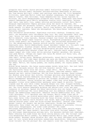 pinggulku maju mundur diatas penisnya sambil kuelus-elus dadanya. Martin
memejamkan matanya sambil merasakan sentuhan-sentuhan kemaluanku di penisnya.
Aku juga merasa geli-geli nikmat saat penisnya yang keras dan licin menggeser
klitorisku. Lama-lama Martin tidak kuat menahan rangsangan. Dia bangkit dan
memeluk tubuhku. Kami berciuman. Tanpa mempedulikan bau cairan vaginaku di
mulutnya, aku terus menggoyangkan pinggulku maju mundur. Kemaluanku yang basah
semakin memudahkan penis Martin bergesekan diantar bibir kemaluanku. Gerakan
kami makin lama makin liar, sampai akhirnya pertahananku runtuh! Penis Martin
mengoyak keperawananku! Kepala penisnya selip dan masuk ke vaginaku. Aku
menjerit kaget dan gerakanku terhenti. Untuk sesaat aku merasa sakit karena ada
benda sebesar itu masuk ke vaginaku. Martin juga berhenti dan hendak mencabut
penisnya dari vaginaku. Namun aku mencegahnya. Aku benar-benar terhanyut dalam
fantasiku sendiri
akan kenikmatan persetubuhan. Kupeluknya erat-erat tubuhnya. Disamping rasa
sakit, aku merasakan suatu kenikmatan yang lain. Aku ingin merasakan lebih lama
lagi. Secara tak sadar aku merendahkan pinggulku perlahan-lahan sampai penis
Martin memenuhi liang vaginaku. Rasanya sungguh luar biasa! Aku memeluk Martin
sekuat tenaga dengan napas terputus- putus. Kucengkeram punggungnya dengan kuku
jariku tanpa peduli dia kesakitan atau tidak. Tak terlukiskan perasaanku saat
itu. Aku mengerang-erang. Rasanya seluruh sarafku terputus dan terpusat di
kemaluanku saja. Martin membiarkanku sesaat menikmati moment ini. Dia pasti juga
sedang menikmati koyaknya selaput daraku. Perlahan-lahan Martin mulai
menggoyangkan pinggulnya. Penisnya bergerak-gerak perlahan dalam kemaluanku. Aku
mendesah mengaduh-aduh menahan nikmat dan geli. Vaginaku masih sangat sensitif
sampai sampai aku tidak tahan ketika penisnya digerak- gerakkan. Aku menatap
sayu pada Martin. “Kenapa aku nggak tahu kalau ML seenak ini? Kalau tahu, aku
sudah dari dulu mau making love
sama kamu!“ kataku parau. Mendengar perkataanku, sesaat Martin hanya memandangku
tanpa ekspresi. Aku tidak dapat menebak apa yang ada dipikirannya. Lalu dengan
pandangan yang menyejukkan, dia mencium keningku dan pipiku. Aku menjadi tenang
dan damai. Martin, aku sayang padamu, aku sayang padamu, aku sayang padamu. Tak
ada lagi
Andrew dalam kamusku. Aku hanya sayang padamu kataku dalam hati. Sex jauh lebih
memabukkan daripada extacy! Aku tak bisa berpikir jernih! Yang
ada dipikiranku hanya terus dan terus.. tanpa akhir.. Martin mulai menggerakkan
penisnya keluar masuk vaginaku. Mulanya perlahan, lama-lama semakin cepat.
Rasanya mau mati saking nikmatnya. Aku tak bisa berkata apa-apa. Hanya erangan
dan desahan yang keluar dari mulutku. Dorongan penisnya yang menghujam keluar
masuk ke dalam vaginaku membuatku tak berdaya. Malam itu aku orgasme empat kali.
Martin menumpahkan spermanya di perutku dan terkapar disebelahku. Aku juga
terkapar kelelahan. Saking lelahnya aku sampai tidak kuat untuk bergerak
mengambil tissue untuk membersihkan spermanya yang tumpah di perutku. Ternyata
orgasme saat ML jauh lebih nikmat daripada dengan oral seks. Sungguh berbeda..
Setelah terkapar beberapa saat, Martin membopongku ke kamar mandi dan memandikan
aku. Aku terus menerus memandang wajahnya dan mencari-cari sinar apa yang
terpancar di wajahnya. Apakah dia benar mencintaiku atau aku hanya salah satu
perempuan koleksinya? Aku terus memeluknya saat dia membasuh tubuhku dengan air
hangat dan membersihkan kemaluanku. Kemudian setelah membersihkan diri, kami
tidur kelelahan. ***** Besoknya saat aku bangun, Martin sudah tidak ada di
sebelahku. Kulihat jam dinding menunjukkan pukul sembilan. Detik berikutnya aku
baru sadar kalau tidur telanjang bulat dan hanya ditutupi selimut. Perlahan-
lahan memoriku memutar balik kejadian tadi malam. Agak susah mengingat kejadian
semalam setelah pakai ineks dan minum minuman beralkohol. Setelah ingat semua,
dengan lunglai aku bangkit dan melihat kemaluanku. Kuraba dan kupegang
kemaluanku. Rasa nikmat dan geli semalam masih terbayang di pikiranku. Pikiran
jelek mulai menggangguku. Aku sudah tidak perawan! Aku sudah
kehilangan keperawananku di usia ke 16 dengan cowoq yang bukan pacarku maupun
suamiku! Edan! Aku lepas kendali! Kata-kata Ling mulai teringat kembali. Saat
dia kehilangan keperawanannya pertama kali, dia menangis menjadi-jadi semalaman.
Namun sekarang dia sudah biasa dan malah sering making love. Aku teringat saat
Ling mengenalkan Martin padaku, dia memperingatkan Martin agar jangan macam-
macam padaku. Berbagai macam kejadian dari awal aku kenal kehidupan malam sampai
saat ini lalu lalang dalam pikiranku seakan-akan menyindirku. Sekarang semuanya
telah terjadi! Aku tak percaya! Aku jadi seperti Ling! Aku ingin menangis
 