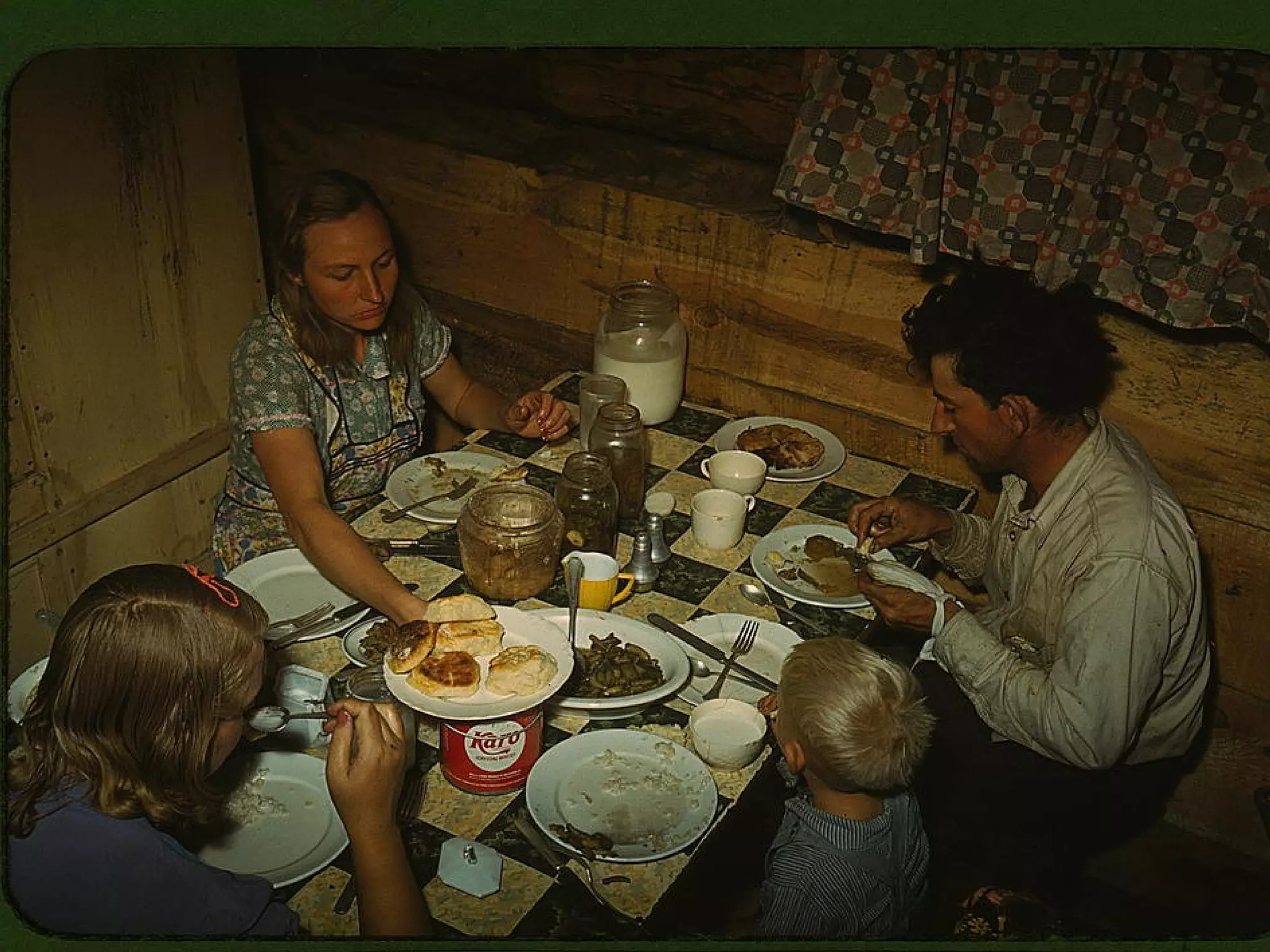 Social photo stories Example: "Food to Farm", Eli the Bearded (2008) 