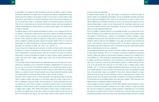 los valores actuales más importantes).
En distintos estudios realizados (ej., Falk, 1996) también se encuentra que el consumo de drogas no
depende siempre de sus propiedades farmacológicas, sino de sus propiedades esperadas (expectativa).
Hay una amplia línea investigadora sobre el efecto de las expectativas de las drogas, en donde a consu-
midores habituales o en consumidores recreativos se les hace ver un efecto de una sustancia, no necesa-
riamente el farmacológico, y cuando se les da a elegir consumir entre varias drogas, eligen la que se ade-
cúa al efecto “esperado” más que al efecto “farmacológico”. De ahí que, de nuevo, los estímulos discrimi-
nativos son de gran importancia también aquí.
A su vez el genotipo y el ambiente influencian a la personalidad del sujeto y a su conducta desde el naci-
miento. Sin embargo, son tres variables que interaccionan entre sí a lo largo de la vida. Aunque el compo-
nente genético es relativamente fijo, el ambiente y la personalidad son variables, cambiables e incluso
manipulables, dado que tenemos cierta capacidad de elección de unos u otros ambientes (ej., si decidimos
cambiar de ciudad de residencia). Esta variabilidad es la que explica, por ejemplo, el que haya diferencias
de unos a otros hermanos e incluso entre hermanos gemelos. De este modo se consigue que el compo-
nente genético tenga solo una importancia relativa en el desarrollo de la persona, aunque tampoco hay que
dejar de considerarla junto a los otros dos componentes.
La personalidad puede definirse como “el modo característico y habitual en que cada persona se compor-
ta, siente y piensa” (Bermúdez, 1997, p. 13), o “los patrones característicos y distintivos de pensamiento,
emoción y conducta que definen un estilo personal del individuo de interactuar con el ambiente físico y
social” (Atkinson et al., 1996), abarcando los comportamientos habituales del individuo, sus modos de ver
la realidad y sus emociones y motivaciones. Lo que se pretende con el conocimiento de la personalidad es
saber como es la persona y, a partir de ahí, poder interpretar y predecir su conducta, dado que “la mane-
ra de ser de cada persona tiene mucho que ver con la forma en que se comporta, piensa y siente”
(Bermúdez, 1997, p. 13). Pero la personalidad está igualmente influenciada por la situación y por el resto
de las variables anteriores. Lo que se pretende a nivel operativo para conocer la personalidad es evaluar
lo que se han denominado “rasgos de personalidad”, los cuales son las tendencias habituales de compor-
tamiento de las personas que se pueden operativizar a través de escalas psicométricas. Aunque se han
propuesto un gran número de rasgos de personalidad, recientemente se ha propuesto la identificación de
la estructura básica de la personalidad mediante cinco rasgos básicos (Digman, 1990): extraversión, esta-
bilidad emocional, escrupulosidad, afabilidad y apertura mental.
Como un ejemplo de lo anterior, Daugherty y Leukefeld (1998), aplicado al caso del alcoholismo, conside-
ran que los componentes psicológicos a considerar son de tres tipos. El primero, los rasgos de personali-
dad, como los de búsqueda de sensaciones, rebeldía, gregarismo e impulsividad, que se ha encontrado
que influencian la conducta de beber. Por tanto, si la persona tiene este tipo de rasgos tiene una mayor
predisposición psicológica a beber, antes incluso de que haya probado este tipo de sustancia. El segundo
267
la droga (Wikler, 1973). Aunque las señales de abstinencia y de deseo son distintas, cuando los estímulos
discriminativos ambientales de la droga ocurren en situaciones que mantienen la disponibilidad de droga,
pueden ocurrir efectos similares a los que produce la droga. El caso más claro es cuando el adicto se sigue
inyectando (ej., agua del grifo) en una situación ambiental que remeda el efecto previo de búsqueda, aun-
que sin estar presente la droga. En el laboratorio, también se ha encontrado esto para la cocaína (Falk,
1996). Por ello, los datos indican que los estímulos discriminativos de droga, cuando van acompañados de
conducta de autoadministración, pueden mantener esa conducta aunque ninguna o una cantidad escasa
de droga esté disponible.
Un problema adicional es que los estímulos discriminativos se pueden, a su vez, emparejar con otros nue-
vos estímulos. Y ello tanto para estímulos internos como externos. Además, los estímulos discriminativos
que en el pasado estuvieron asociados con la autoadministración de drogas pueden, si ahora se hacen
presentes, volver a producir una cadena de búsqueda de la droga como en el pasado. De ahí, la impor-
tancia de extinguir los estímulos que elicitan respuestas de búsqueda (Muñoz, 1997). En el caso de las
drogas legales, los estímulos discriminativos se observan en distintas palabras e imágenes que aparecen
anunciadas o las asociaciones al “sabor”, “olor”, “vista”, “sexo”, “atractivo”, etc.
El poder reforzante de la droga hace que la asociación con distintos estímulos neutros sea muy amplia.
Al producirse el consumo frecuentemente en contextos sociales o en grupo aumenta más la probabili-
dad de condicionamiento a elementos parciales o totales de ese contexto. Este refuerzo va a fortalecer
posteriormente el proceso de búsqueda de la droga. Los sujetos humanos, además, dependiendo del
estado al que quieran llegar, relajado o vigilante, eligen un tipo u otro de droga (Silverman, Kirby y
Griffiths, 1994).
Para Falk (1996) el abuso de drogas depende de las propiedades intrínsecas de la droga, de las caracte-
rísticas de los consumidores y de las circunstancias del ambiente, ejemplificándolo en el caso de la coca-
ína y sus usos: como recreativo, como mejora del rendimiento y de la actividad, para mejorar las relacio-
nes, etc. Cuando una persona tiene problemas de estado de ánimo y los alivia mediante el uso de drogas
también ve su conducta reforzada. Esto puede producir el proceso de generalización del estímulo, cuando
ante cualquier problema de manejo del estado de ánimo se pasa a consumir una droga.
Para poder estimar lo poderoso que es el refuerzo que produce una droga hay que saber con qué otros
refuerzos compite esa droga, como pueden ser en los humanos, aparte de la comida, el agua y el aire, el
dinero, el matrimonio, la crianza de los hijos, una buena profesión, etc. Desde la perspectiva de la econo-
mía conductual (ej., Carroll, 1993), por ejemplo, si el consumo de cocaína se debe a no tener alternativas
adecuadas a la misma, buscarlas a través de adecuados reforzadores es una buena alternativa terapéuti-
ca (Higgins, Bickel y Hughes, 1994). También pueden aparecer refuerzos nuevos a lo largo del tiempo, o
los refuerzos de un grupo social o de una cultura cambiar con el tiempo, mudando unos por otros (ej., del
honor y de la honradez de otras épocas, como valor esencial, al dinero y estatus económico como uno de
266
BASES TEORICAS.03 1/10/99 12:43 Página 266
 