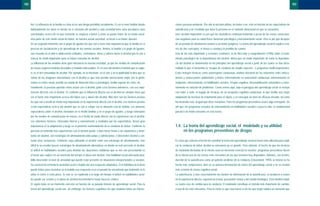 ciones persona-ambiente. Por ello la decisión última, de beber o no, está en función de las expectativas de
autoeficacia y de resultado que tiene la persona en el contexto situacional en que se encuentra.
Una cuestión importante es por qué los alcohólicos continúan bebiendo a pesar de las serias consecuen-
cias negativas para su salud física, bienestar psicológico y funcionamiento social. Otra es por qué después
de un periodo de abstinencia vuelven a un beber peligroso. La teoría del aprendizaje social lo explica a tra-
vés de dos conceptos: el deseo o craving y la pérdida de control.
Una de las más importante y recientes revisiones, la de McCrady y Langenbucher (1996) sobre el trata-
miento psicológico de la dependencia del alcohol, afirma que un modo importante de tratar la dependen-
cia del alcohol se fundamenta en los principios del aprendizaje social a partir de los cuales se han desa-
rrollado lo que él denomina la “terapia de conducta de amplio espectro”, o programas multicomponentes.
Estos incluyen técnicas como autorregistro conductual, análisis funcional de las relaciones entre antece-
dentes y consecuentes ambientales y beber, entrenamiento en autocontrol conductual, entrenamiento en
relajación, entrenamiento en habilidades sociales, terapia cognitiva, desensibilización sistemática y entre-
namiento en solución de problemas. Como vemos aquí, bajo el paraguas del aprendizaje social se incluye
casi todo, o todo, el bagaje de técnicas de un terapeuta cognitivo-conductual, lo que facilita una mejor
adaptación de técnicas de tratamiento para el sujeto, y el conseguir un nivel de eficacia elevado, tal como
ha mostrado ésta, al igual que otras revisiones. Para los programas preventivos ocurre algo semejante. De
ahí que, los programas actuales de entrenamiento en habilidades sociales o para la vida, se fundamental
parcial o de modo relevante en esta teoría.
1.4. La teoría del aprendizaje social, el modelado y su utilidad
en los programas preventivos de drogas
Es claro que sólo por el hecho de constituir la teoría del aprendizaje social la teoría más utilizada para expli-
car la conducta de beber alcohol su relevancia ya es grande. Pero además, el hecho de que las técnicas
de modelado derivadas de la misma sean un elemento esencial en muchos programas preventivos hacen
de la misma una de las teorías más relevantes de las que tenemos hoy disponibles. Además, con la intro-
ducción de la autoeficacia como un potente predictor de la conducta (Cleaveland, 1994), la misma se ha
hecho más comprensiva, bien en su primera formulación de teoría del aprendizaje social o en su versión
más reciente de teoría cognitiva social.
La autoeficacia, y más concretamente las fuentes de información de la autoeficacia, se producen a través
de la experiencia directa, experiencia vicaria, persuasión verbal o del estado fisiológico. Esto también impli-
ca cuatro vías de cambio para la conducta. El modelado constituye el método más importante de cambio,
o uno de los más relevantes. Pero lo cierto es que esta teoría es de las que mejor explica un elemento que
183
hol. La influencia de la familia es clara al ser una droga permitida socialmente. Es en el seno familiar donde
habitualmente los niños se inician en el consumo del alcohol y cada sociedad tiene unos peculiares usos
sancionados acerca de en qué momento se empieza a beber y cómo se puede beber de un modo social.
Una parte de este modo social de beber, en nuestra actual sociedad, va llevar a un beber abusivo.
En un segundo momento son el grupo de iguales los que van a tener más importancia que la familia en el
proceso de socialización y de aprendizaje de las normas sociales. Ambos, la familia y el grupo de iguales,
van creando en el niño o adolescente actitudes, costumbres, ideas y valores hacia el alcohol que lo van a
marcar de modo importante para su futuro consumo de alcohol.
La influencia de los modelos tiene gran relevancia en nuestra sociedad, ya que los medios de comunicación
de masas sugieren modelos deseables y modelos indeseables. En el caso del alcohol el modelo que se sugie-
re es el del consumidor de alcohol. Por ejemplo, en la televisión, en el cine y en la publicidad la idea que se
extrae de las imágenes relacionadas con el alcohol es que éste permite interaccionar mejor con la gente,
reduce el estrés social, permite un estado de bienestar físico y psicológico, facilita superar las crisis, etc.
Finalmente, la persona aprende cómo actuar con el alcohol, junto a los factores anteriores, con sus expe-
riencias directas con el alcohol. Es evidente que la influencia directa con el alcohol no siempre tiene que
ser el factor más importante acerca del futuro uso y abuso del alcohol. Más bien son los factores previos
los que van a incidir de modo muy importante en la experiencia directa con el alcohol. Los factores previos
crean expectativas acerca del alcohol que se van a cotejar con la situación real de bebida. Las primeras
expectativas sobre el alcohol, formadas en el medio familiar y en el grupo de iguales, y luego reforzadas
por los medios de comunicación de masas, va a incidir de modo directo con la experiencia con el alcohol.
Los anteriores factores, reforzados interna y externamente y mediados por las expectativas, tienen gran
importancia en la adquisición y luego en el posterior mantenimiento de la conducta de beber. Conforme la
persona va teniendo más experiencias con el alcohol puede, o bien hacer frente a las situaciones y afron-
tarlas sin alcohol, con estrategias de afrontamiento adecuadas y satisfactorias, o bien beber alcohol o con-
sumir otras sustancias. Conforme vaya utilizando el alcohol como una estrategia de afrontamiento, más
difícil le va resultar buscar estrategias de afrontamiento alternativas en donde no esté presente el alcohol.
El déficit en habilidades sociales para afrontar las situaciones cotidianas que se nos van presentando es
el factor que explica en un momento del tiempo el abuso del alcohol. Una habilidad social adecuada posi-
bilita descender el nivel de ansiedad que puede estar presente en situaciones interpersonales y sociales.
Su carencia incrementa la ansiedad social e impide dar una respuesta adaptativa. Si el individuo no la tiene
puede beber para encontrar en la bebida esa respuesta si en el pasado ha encontrado que bebiendo se le
alivia el estrés a corto plazo. Si esto se va repitiendo a lo largo del tiempo el déficit en habilidades socia-
les puede ser crónico y el abuso de alcohol incrementarse hasta hacerse crónico.
El sujeto bebe en un momento concreto en función de su pasada historia de aprendizaje social. Para la
teoría del aprendizaje social son, sin embargo, los factores cognitivos los que modulan todas las interac-
182
BASES TEORICAS.02 1/10/99 12:42 Página 182
 