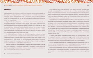 XI CONGRESO IASPMAL • música y territorialidades: los sonidos de los lugares y sus contextos socioculturales 388
1. INTRODUÇÃO
A guitarra baiana1
é um instrumento cordofônico constituído de corpo sólido, captação ele-
tromagnética, e um braço de madeira - onde que são fixados os trastes de metal. As cordas
são presas em suas extremidades (na ponte e nas tarraxas), sendo sua afinação: Sol2
, Ré3
,
Lá3
, Mi4
(na de quatro cordas); Dó2
, Sol2
, Ré3
, Lá3
, Mi4
(na de cinco cordas); e Sol1
, Dó2
, Sol2
, Ré3
,
Lá3
, Mi4
(na de seis cordas).
Originalmente com quatro cordas, a guitarra baiana foi desenvolvida e construída por
Dodô (Antônio Adolfo do Nascimento) e Osmar Macedo. Dodô e Osmar conheceram o cap-
tador eletromagnético através do violonista Benedito Chaves em 1941. No ano de 1942, após
tentativas de utilizar no violão de Dodô e no bandolim de Osmar sem conseguir eliminar a
microfonia, eles fixaram o captador elétrico, as tarraxas, e um braço de cavaco a pedaço
maciço de madeira de jacarandá, dando origem ao cavaco elétrico (ou pau elétrico); repetin-
do o mesmo procedimento com o braço de um violão.
Em 1950, eles já haviam melhorado o pau elétrico com captadores mais potentes, copia-
dos de uma guitarra havaiana trazida dos Estados Unidos pelo irmão de Osmar. Estes instru-
mentos foram usados na primeira aparição do grupo pelas ruas da cidade, quando ficaram
conhecidos como a “Dupla Elétrica”. Em 1951, a inclusão do terceiro músico (Termístocles
Aragão que tocava triolim) deu origem ao nome “Trio Elétrico”, porém Aragão saiu do grupo,
que teve o nome alterado para “Trio Elétrico Dodô  Osmar”.
Assim, foi iniciada uma nova maneira de se fazer festa de rua, prenunciando a fase elé-
trica do carnaval baiano. A metodologia era baseada na execução de música instrumental,
amplificada, solada pelo cavaco elétrico, e tocada pelas ruas a bordo de um automóvel mu-
nido de equipamento de sonorização, chamado de fubica.
1	 Também conhecida como guitarrinha.
As composições instrumentais ao estilo do “frevo baiano trieletrizado”, obtiveram boa
aceitação por parte dos foliões, em detrimento das marchinhas. As interpretações de Os-
mar (ao cavaco elétrico) proporcionaram uma sonoridade diferente aos ouvidos do público
baiano, outrora acostumado ao som acústico das bandas de música. Já nos anos setenta, a
maioria das bandas incluiu a guitarrinha em sua formação, originando um novo mercado de
trabalho para os músicos de cordas de salvador.
A importância que a guitarra baiana tem para a cultura da Bahia não condiz com sua atual
situação de desuso. A prefeitura da cidade de Salvador elegeu a guitarra baiana como tema
do carnaval de 2013, porém, as escolas municipais, estaduais, os institutos, e universidade
federais de música não incluíram o ensino deste instrumento em seus respectivos progra-
mas. Além disso, a maioria das escolas de música, não disponibiliza curso de guitarra baia-
na, com exceção da “Oficina de Música Instrumental Osmar Macedo”, dirigida pelo guitarrista
e filho de Osmar - Aroldo Macedo. Outra iniciativa de ensino e aprendizagem é proveniente
do “Centro de Formação em Artes” da Fundação Cultural do Estado da Bahia, que iniciará a
primeira turma em 2015.
O presente artigo objetiva investigar o contexto histórico que envolveu a guitarra baia-
na. Para isso, foi delimitado o período entre o surgimento do Trio Elétrico Dodô  Osmar e
o início do gênero axé music. A investigação se justifica pela necessidade de elucidação, e
documentação dos fatos que promoveram a diminuição do uso do cavaco elétrico.
Em uma abordagem qualitativa, com finalidade exploratória e explicativa, por meio de
entrevista semiestruturada, pesquisa documental e bibliográfica; buscamos responder a se-
guinte questão: Quais os motivos que levaram a guitarra baiana ao desuso?
Essa comunicação é apenas um recorte da pesquisa dissertativa de nome: “A arte de to-
car guitarra baiana: uma proposta metodológica”, em que propomos um método para auxiliar
o processo de ensino e aprendizagem da teoria, leitura, e técnica instrumental com a guitarra
baiana.
 