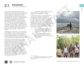 En mars 2010, les partenaires d’Haïti se sont
engagés dans le long terme pour la reconstruction du
pays, sur base du Plan d’Action pour le Relèvement
et le Développement d’Haïti (PARDH). Ce plan
défini les grandes orientations et perspectives de
développement sur le long terme, jugées nécessaires
pour le relèvement du pays. Afin d’approfondir
et de détailler cette perspective à long terme, le
Ministère de la Planification et de la Coopération
Externe (MPCE) avec l’appui technique d’IBI-DAA,
ont mis en place mai 2012, le Plan Stratégique de
Développement d’Haïti (PSDH). L’objectif de ce plan
est de faire d’Haïti d’ici 2030 un pays émergent. Les
orientations stratégiques définies dans ce document
servent de cadre sur lequel tout développement
allant de l’échelle régionale à l’échelle locale doit
s’aligner.
Le Ministère de la Planification et de la Coopération
Externe (MPCE) a publié deux plans qui concernent
la zone d’étude. En décembre 2010, le MPCE a
publié la Stratégie régionale de développement de la
Péninsule Sud (SRDPS), puis en mai 2012, il a produit
le Plan stratégique de développement d’Haïti (PSDH).
Actuellement le Gouvernement est très engagé
dans la mise en œuvre du Plan Stratégique de
Développement d’Haïti (PSDH). Les autorités
nationales sont en train de mettre l’économie
d’Haïti sur une trajectoire de croissance accélérée
et équilibré qui vise la réduction de la pauvreté.
Des chantiers et projets déjà initiés, ainsi que
de nouveaux projets reflétant les priorités
gouvernementales, ont été sélectionnés sur
base du PSDH et transcrits dans un Plan Triennal
d’Investissement (PTI) et dans les Programmes
d’Investissement Publics (PIP). Les deux couvrent la
période allant de 2013 à 2016. Les projets identifiés
découlent des secteurs porteurs à développer en
priorités identifiés comme :
	 « l’agriculture et l’agro-industrie, l’industrie
manufacturière et industrielle, le tourisme, le
bâtiment, les travaux publics et l’énergie1
».
Le PCD de l’île, se veut un document opérationnel
au niveau local cadré par les stratégies de
développement nationales, régionales et sectorielles.
Le niveau local viendra en appui et permettra de
concrétiser l’atteinte des résultats escomptés et
de joindre l’objectif commun, celui d’améliorer les
conditions de vie des habitants. Afin d’assurer un
développement intégré du territoire et une cohérence
des actions, le plan de développement de l’Ile-à-
Vache va donc s’aligner aux stratégies définies dans
les documents suivants :
•	 Plan Stratégique de Développement
d’Haïti (PSDH) et la Stratégie Régionale
de Développement de la Péninsule Sud
(SRDPS)
•	 Le plan de développement touristique
•	 Les CAED-Priorités d’Intervention du
Gouvernement pour la période 2014-2016,
qui en découlent.
1	 Ministère de la Planification et de la Coopération
Externe, Plan Stratégique de Développement d’Haïti
(PSDH), mai 2012.
Photo :Debarcadere touristiqueau port des Cayes
Photo :Des enfants rencontrer sur l’ile
16Diagnostique Technique et Participatif de l’Île à Vache |
Grandes orientations stratégiques pour
Typography
architecture for humanity
architecture for humanity
architecture for humanity
Introduction
2.1	 Introduction
FINAL
DRAFT
 