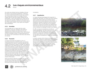Haïti | Sept 2013 | Diagnostique | 53
Risques
Typography
architecture for humanity
architecture for humanity
architecture for humanity
Les risques environnementaux
4.2	
de cultiver les produits les plus rentables, tels que
les citrons ou les produits maraîchers. Il réduit et/
ou cause la perte des récoltes et peut tuer le bétail
qui n’a pas assez à boire ou à manger. Comme
indiqué dans la carte des risques réalisée par les
participants, c’est la zone agricole au centre de l’île
qui est le plus touchée. D’après les discussions lors
de l’atelier, la sécheresse semble avoir empiré depuis
les 20 dernières années, ce qui rejoint les analyses
des scientifiques.
4.2.5	Incendies
Les incendies sont un risque dans les zones
habitables à cause de l’utilisation des lampes à
kérosène pour éclairer les maisons le soir. Les
habitants de trois îlets de Cayes à l’Eau, l’Îlet à Brouet
et Pierre le Nantais courent un risque particulier car
les maisons sont construites en bois avec des toitures
en chaume.
4.2.6	Tsunamis
Le risque de tsunami est présent sur l’île, ou
l’activité sismique de la faille Enriquillo qui traverse
le département du Sud (cf, carte) peut générer des
vagues importantes et mettre en danger les habitants
notamment sur les côtes Nord de l’île. La partie Nord-
Ouest d’île présente un relief relativement accidenté
ce qui donne la possibilité aux habitants, si avertis à
temps, de se refugier dans les hauteurs. Les zones
centrales de la partie Est sont plus vulnérables car
le terrain est plus plat et sont délimités dans la partie
Nord par des zones humides. Par contre, le risque
majeur se situe au niveau des trois petites îles qui
sont particulièrement vulnérables, car il y a peu de
chance d’évacuation.
Dans les zones au Nord-Est, les récifs de corail et
les forêts de mangroves créent une zone tampon et
peuvent atténuer les effets des vagues de Tsunami,
bine que ces zones restent très vulnérables aux
inondations.
4.2.7	Liquéfaction
Le risque sismique peut également engendrer la
liquéfaction des terres. Ce risque est surtout présent
dans la partie Est de l’île et en moindre mesure
dans les zones de faible altitude au Nord-Ouest. La
liquéfaction requière la présence de trois facteurs:
la pression, l’eau, et le type de sol. Si la pression
exercée sur la terre par le séisme est suffisamment
forte elle peut faire en sorte que la terre et l’eau de
mer ou de pluie se mélangent rendant le sol liquide.
En effet, le risque de liquéfaction est relié aux
strates géologiques. Les sols d’alluvions mous qui
se trouvent près des côtes et les zones humides
présente un risque de liquéfaction très élevé. Les
sols de sable Pliocène qui bordent le sol d’alluvion
du côté Est de l’île présente un risque de liquéfaction
moyen.
La partie centrale de Île à Vache est relativement
sécurisée par rapport au phénomène de liquéfaction,
car le sol est formé de roches magmatiques et est
très peu d’humide. C’est le même cas dans la partie
du Nord-Ouest, ou le sol formé par des roches
sédimentaires du tertiaire présente un risque de
liquéfaction considérablement négligeable.
Photo :inondations d’une mangroves
Photo :Erosion d’un sol rocheux
FINAL
DRAFT
 