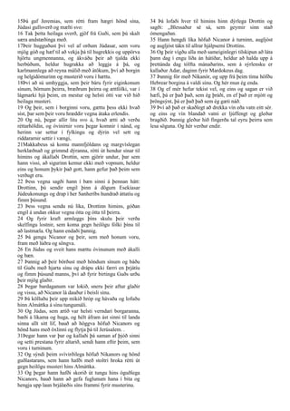 15Þá gaf Jeremias, sem rétti fram hægri hönd sína,
Júdasi gullsverð og mælti svo:
16 Tak þetta heilaga sverð, gjöf frá Guði, sem þú skalt
særa andstæðinga með.
17Þeir hugguðust því vel af orðum Júdasar, sem voru
mjög góð og hæf til að vekja þá til hugrekkis og uppörva
hjörtu ungmennanna, og ákváðu þeir að tjalda ekki
herbúðum, heldur hugrakka að leggja á þá, og
karlmannlega að reyna málið með átökum, því að borgin
og helgidómurinn og musterið voru í hættu.
18Því að sú umhyggja, sem þeir báru fyrir eiginkonum
sínum, börnum þeirra, bræðrum þeirra og ættfólki, var í
lágmarki hjá þeim, en mestur og helsti ótti var við hið
heilaga musteri.
19 Og þeir, sem í borginni voru, gættu þess ekki hvað
síst, þar sem þeir voru hræddir vegna átaka erlendis.
20 Og nú, þegar allir litu svo á, hvað ætti að verða
réttarhöldin, og óvinirnir voru þegar komnir í nánd, og
herinn var settur í fylkingu og dýrin vel sett og
riddararnir settir í vængi,
21Makkabeus sá komu mannfjöldans og margvíslegan
herklæðnað og grimmd dýranna, rétti út hendur sínar til
himins og ákallaði Drottin, sem gjörir undur, þar sem
hann vissi, að sigurinn kemur ekki með vopnum, heldur
eins og honum þykir það gott, hann gefur það þeim sem
verðugt eru.
22 Þess vegna sagði hann í bæn sinni á þennan hátt:
Drottinn, þú sendir engil þinn á dögum Esekíasar
Júdeukonungs og drap í her Sanheríbs hundrað áttatíu og
fimm þúsund.
23 Þess vegna sendu nú líka, Drottinn himins, góðan
engil á undan okkur vegna ótta og ótta til þeirra.
24 Og fyrir kraft armleggs þíns skulu þeir verða
skelfingu lostnir, sem koma gegn heilögu fólki þínu til
að lastmæla. Og hann endaði þannig.
25 Þá gengu Nicanor og þeir, sem með honum voru,
fram með lúðra og söngva.
26 En Júdas og sveit hans mættu óvinunum með ákalli
og bæn.
27 Þannig að þeir börðust með höndum sínum og báðu
til Guðs með hjarta sínu og drápu ekki færri en þrjátíu
og fimm þúsund manns, því að fyrir birtingu Guðs urðu
þeir mjög glaðir.
28 Þegar bardaganum var lokið, sneru þeir aftur glaðir
og vissu, að Nicanor lá dauður í beisli sínu.
29 Þá kölluðu þeir upp mikið hróp og hávaða og lofuðu
hinn Almáttka á sínu tungumáli.
30 Og Júdas, sem ætíð var helsti verndari borgaranna,
bæði á líkama og huga, og hélt áfram ást sinni til landa
sinna allt sitt líf, bauð að höggva höfuð Nicanors og
hönd hans með öxlinni og flytja þá til Jerúsalem. .
31Þegar hann var þar og kallaði þá saman af þjóð sinni
og setti prestana fyrir altarið, sendi hann eftir þeim, sem
voru í turninum.
32 Og sýndi þeim svívirðilega höfuð Nikanors og hönd
guðlastarans, sem hann hafði með stoltri hroka rétti út
gegn heilögu musteri hins Almáttka.
33 Og þegar hann hafði skorið út tungu hins óguðlega
Nicanors, bauð hann að gefa fuglunum hana í bita og
hengja upp laun brjálæðis síns frammi fyrir musterinu.
34 Þá lofaði hver til himins hinn dýrlega Drottin og
sagði: ,,Blessaður sé sá, sem geymir sinn stað
ómengaðan.
35 Hann hengdi líka höfuð Nicanor á turninn, augljóst
og augljóst tákn til allrar hjálpsemi Drottins.
36 Og þeir vígðu alla með sameiginlegri tilskipun að láta
þann dag í engu líða án hátíðar, heldur að halda upp á
þrettánda dag tólfta mánaðarins, sem á sýrlensku er
kallaður Adar, daginn fyrir Mardokeus dag.
37 Þannig fór með Níkanór, og upp frá þeim tíma höfðu
Hebrear borgina á valdi sínu. Og hér mun ég enda.
38 Og ef mér hefur tekist vel, og eins og sagan er við
hæfi, þá er það það, sem ég þráði, en ef það er mjótt og
þröngsýnt, þá er það það sem ég gæti náð.
39 Því að það er skaðlegt að drekka vín eða vatn eitt sér.
og eins og vín blandað vatni er ljúffengt og gleður
bragðið. Þannig gleður hið fíngerða tal eyru þeirra sem
lesa söguna. Og hér verður endir.
 