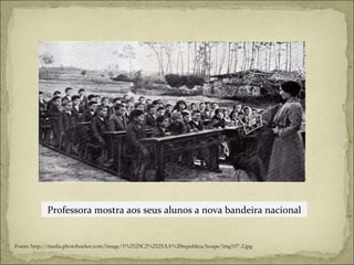Professora mostra aos seus alunos a nova bandeira nacional Fonte: http://media.photobucket.com/image/1%2525C2%2525AA%20republica/leoqw/img107-2.jpg 