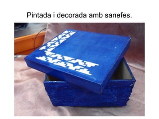 Pintada i decorada amb sanefes.
 