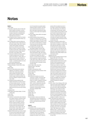 127
NotasINFORME SOBRE DESARROLLO HUMANO 2009
Superando barreras: movilidad y desarrollo humanos
Capítulo 1
1 OCDE (2009a).
2 Pocos países en desarrollo cuentan con datos sobre
flujos de migrantes. No obstante, la suma del
total de migrantes internos e internacionales en
los países en desarrollo es considerablemente
superior al total de migrantes en los países
desarrollados (vea la sección 2.1).
3 Vea la esperanza de vida y el ingreso en los Cuadros
estadísticos y años de educación en Barro y Lee
(2001).
4 Para un debate sobre las razones que explican las
malas condiciones de vida en el Valle inferior del
Río Grande, vea Betts y Slottje (1994). Anderson
y Gerber (2007b) entregan una perspectiva
general de las condiciones de vida en ambos
lados de la frontera y su evolución en el tiempo.
Se pueden encontrar datos y análisis exhaustivos
sobre desarrollo humano en Estados Unidos en
Burd-Sharps, Lewis y Martins (2008).
5 Se calcula que la cantidad de chinos que cambiaron
su distrito de residencia entre 1979 y 2003
superó los 250 millones (Lu y Wang, 2006). Los
flujos inter-provinciales (según la definición de
migración interna que usamos en el informe – ver
recuadro 1.3) representan alrededor de la cuarta
parte de estos desplazamientos.
6 Clemens, Montenegro y Pritchett (2008).
7 Clemens, Montenegro y Pritchett (2008) y Ortega
(2009).
8 PNUD (2008d).
9 No sólo los Estados árabes practican exámenes
obligatorios a los inmigrantes. Por ejemplo,
Estados Unidos restringe absolutamente el
ingreso de viajeros VIH-positivos e impide
que quienes no son ciudadanos y tengan esta
condición consigan residencia permanente. Vea
Servicio de Ciudadanía e Inmigración de Estados
Unidos (2008).
10 La búsqueda de artículos académicos sobre
migración internacional con el índice de citas de
las Ciencias Sociales arrojó sólo 1.441 artículos,
menos de un quinto de aquellos que tratan sobre
el comercio internacional (7.467) y menos de la
vigésima parte de los que tratan sobre la inflación
(30.227).
11 Koslowski (2008).
12 OIM (2008b), Banco Mundial (2006b), OIT (2004)
y GFMD (2008).
13 Aliran (2007).
14 Branca (2005).
15 En particular, el cuestionamiento sobre la diferencia
entre migración voluntaria e involuntaria condujo
a términos como “migración mixta” y el “nexo
migración-asilo”. El uso de algunos de estos
términos no deja de ser polémico, puesto que
reconocer motivaciones económicas de parte
de quienes solicitan asilo podría acarrearles
consecuencias en cuanto a ingreso y trato. Vea
Richmond (1994), van Hear (2003), van Hear,
Brubaker y Bessa (2009) y ACNUR (2001).
16 Bakewell (2008) demuestra que el retorno a Angola
de muchos de estos migrantes desde el final de
la guerra civil en 2002 coincide con el intento
de muchos zambianos de cambiarse a Angola
con el fin de aprovechar las supuestas mejores
condiciones sociales y económicas. Esto indica
que las motivaciones económicas tuvieron un
peso al menos igual de importante que el deseo
de volver a su país de origen entre los angoleños
expatriados.
17 Van Hear, Brubaker y Bessa (2009) y Van Engeland
y Monsutti (2005).
18 Un ejemplo interesante de flujos migratorios no
vinculados con los diferenciales en el crecimiento
económico fue la recesión de 1985/1986, cuando
el PIB per cápita de Malasia se contrajo en 5,4% y
ello no afectó la economía indonesia, no obstante
el flujo de personas entre ambos países continuó
con igual intensidad. Vea Hugo (1993).
19 Ello no significa que los migrantes no sean
discriminados en Malasia. Vea Hugo (1993).
20 Los intentos de desarrollar un marco conceptual
para comprender la migración se remontan al
menos hasta Ravenstein (1885), quien propuso
un conjunto de ‘leyes de migración’ y puso énfasis
en el desarrollo de ciudades como ‘polos de
atracción’. En la teoría económica neoclásica, las
primeras exposiciones al respecto corresponden
a Lewis (1954) y Harris y Todaro (1970), mientras
que la tradición de estudios marxistas comenzó
con la discusión sobre el ‘tema agrario’ de parte
de Kautsky (1899).
21 Stark y Bloom (1985) y Stark (1991).
22 Mesnard (2004) y Yang (2006).
23 Massey (1988).
24 Gidwani y Sivaramakrishnan (2003).
25 Vea los orígenes de esta idea en Nussbaum (1993).
26 Huan-Chang (1911).
27 Platón (2009).
28 Nussbaum (2000).
29 Esta definición es coherente con un uso más
convencional. Por ejemplo, el Diccionario Inglés
Oxford define movilidad como “la habilidad de
moverse o ser movido; la capacidad de movimiento
o cambio de lugar... ” (Oxford University Press,
2009). La idea de movilidad laboral relacionada
con la falta de restricciones al movimiento, a
diferencia de la acción del movimiento en sí,
corresponde a una larga tradición en economía
internacional; vea Mundell (1968).
30 Sainath (2004).
31 Sen (2006), p.4.
32 PNUD (1990), p.89.
33 PNUD (1997).
34 PNUD (2004b).
35 Vea, por ejemplo, la idea de usar transferencias
internacionales para reducir las presiones de la
emigración en países pobres, la cual figuraba en
el Informe sobre Desarrollo Humano 1994 del
PNUD (1994).
Capítulo 2
1 Bell y Muhidin (2009).
2 Las definiciones menos conservadoras aumentan
las estimaciones de manera considerable. Por
ejemplo, aunque nuestro cálculo de 42 millones
de migrantes internos (4% de la población)
en India incluye a todos aquellos que se han
trasladado entre estados, hay 307 millones de
personas (28% de la población) que viven en
otra ciudad y no donde nacieron (Deshingkar y
Akter, 2009). Montenegro e Hirn (2008) usan
una denominación zonal intermedia y calculan
una tasa de migración interna promedio de 19,4%
para 34 países en desarrollo. Ninguno de estos
cálculos incluye la migración estacional. Según
nos consta, no existen cálculos comparables
entre países de la migración estacional, aunque
la investigación específica sobre algún país indica
que ésta suele ser alta.
3 Por ejemplo, los inmigrantes se definen sobre la
base del lugar de nacimiento en 177 países, pero
sobre la base de la ciudadanía en 42 países. Unos
pocos países (entre ellos China), no cuentan
con información sobre ciudadanos extranjeros
o nacidos en otro país, lo que implica que estas
naciones se deben sacar de la muestra o que se
debe calcular su porcentaje de inmigrantes. Las
estimaciones de ONU (2009e) utilizadas en este
informe hacen lo último.
4 Migration DRC (2007).
5 Cálculos del equipo encargado del informe en base a
Migration DRC (2007) y CEPII (2006).
6 El IDH del país de destino se calcula como el
promedio ponderado del IDH de todos los países
de destino, donde las ponderaciones son las
proporciones en la población de migrantes.
El tamaño que se muestra en la figura 2.2 es
sólo una aproximación gruesa de los beneficios
que acarrea la migración internacional para el
desarrollo humano, puesto que el desarrollo
humano de los migrantes puede ser diferente al
del promedio de la población tanto en el país de
origen como de destino y porque el IDH en sí es
sólo una medida parcial del desarrollo humano.
El recuadro 1.1 y el capítulo 3 proporcionan una
discusión más detallada sobre los problemas
metodológicos inherentes al cálculo de los
beneficios individuales de la migración.
7 Ortega (2009).
8 Cummins, Letouze, Purser y Rodríguez (2009). Estos
autores usan la base de datos de Migration DRC
(2007) sobre totales bilaterales de migrantes
para crear el primer modelo de gravedad (flujos
bilaterales) que cubre a países de la OCDE y
no de la OCDE. Otras conclusiones incluyen
consecuencias importantes y estadísticamente
significativas de características como superficie
de la tierra, estructuras demográficas, frontera
común y distancia geográfica, así como vínculos
coloniales en el pasado y un idioma común.
9 Martin (1993) observó que el desarrollo en los
países pobres normalmente venía acompañado
de tasas de emigración en aumento más que en
descenso y planteó la hipótesis de que podría
haber una relación de U invertida entre migración
y desarrollo. Desde entonces, la teoría ha sido
discutida por varios autores, entre ellos Martin
y Taylor (1996), Massey (varios) y Hatton y
Williamson (varios). La primera prueba de la
teoría entre países utilizando datos sobre flujos
bilaterales fue realizada por de Haas (2009).
10 Una cifra similar fue presentada por primera vez por
de Haas (2009).
Notas
 
