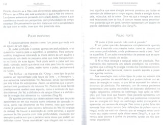112 PULSOLOGIA
Estarão dizendo se a Mãe está alimentando adequadamente sua
Filha ou se a Filha não está aceitando o que a Mãe lhe oferece.
Lembre-se: estaremos pensando com o lado direito, criativo e que
considera o mundo em perspectiva, com profundidade de tempo
e espaço. Um pensamento que tem mais a ver com a sensibilidade
do que com a razão, mas que não prescinde dela.
PULSO PROFUNDO
É tradicionalmente descrito como "um peixe que nada sob
as águas de um lago... ".
O pulso profundo é sentido apenas em profundidade, e se
quisermos trazê-Io para a superfície, o perdemos. Para compre-
endê-Io, imagine-se colocando as mãos dentro de um aquário e
encostando um dedo no pequeno peixe que nada tranqüilamen-
te no fundo de suas águas. Você pode sentir o peixe sob seu
dedo, contudo, assim que elevar sua mão para fora do aquário,
deixará de tocá-Io. O peixe, assim como o pulso, permanecerá
no fundo.
Nos Pa Kua - os trigramas do ] Ching -, esse tipo de pulso
poderia ser representado pela figura da Terra -, o Receptivo -,
que apresenta características Yin Absolutas, sendo representada
por três linhas Yin sobrepostas. Assim, os sintomas que o acom-
panham são geralmente de natureza Yin. Muitos de seus fatores
predisponentes revelam esse aspecto, como o acúmulo de líqui-
dos internos (Jin Ye), a deficiência de sangue (Hsue) e a deficiên-
cia de energia dos alimentos ou nutrientes (Ying Ki).
Os agentes perversos que desencadeiam esse tipo de pulso
apresentam-se em sua maioria como sintomas de opressão in-
terna, como nas Síndromes de Frio Interno, visto que normal-
mente já penetraram pela barreira defensiva do Wei Ki (energia
de defesa). Se houver a associação do vento perverso, o agente
perverso de frio penetra com mais profundidade, causando por
exemplo quadros em que o paciente sente dores que podem ser
definidas como "dores reumáticas" que chegam até os ossos.
r
,
,
ANÁLISE DOS PULSOS BÁSICOS 113
Isso significa que essa energia perversa penetrou por todas as
camadas de defesa que o corpo ergueu, desde a energia áurica,
pele, músculos, até os ossos. Uma vez que a energia dos ossos
está relacionada com os rins, é comum nesses casos encontrar-
mos pacientes que em geral, também apresentam um quadro de
grande debilidade energética dos Zang-Fu.
PULSO FORTE
"O pulso é forte quando não cede à pressão."
É um pulso que não desaparece completamente quando
sobre ele é exercida uma pressão maior, como se mesmo em
uma maior profundidade, ainda pudéssemos sentir o seu "eco"
na superfície. É um pulso característico de pessoas que se apre-
sentam em bom estado de saúde.
O Ki e Hsue (energia e sangue) estão em plenitude. Nor-
malmente não representa um estado patológico. Ao contrário,
significa que o Zheng Ki (energia correta dos meridianos) encon-
tra-se estável e em harmonia, mesmo quando exposto a possí-
veis agentes nocivos.
Sua associação com outros tipos de pulso no entanto cria
diferentes padrões de sensibilidade que podem indicar um ex-
cesso de energia no corpo, o que irá se expressar em sinais e
sintomas de plenitude. Por exemplo, um de nossos pacientes
apresentava uma queixa secundária de distensão abdominal na
região epigástrica, próxima ao estômago, logo após as refei-
ções, por mais leves que fossem. Esse paciente apresentou um
pulso forte no ponto de Terra, pelo que poderemos considerar
que as energias em baço ou estômago estão começando a
apresentar um excesso de energia. Mas como o pulso forte não
aparenta ficar muito tempo (leia definições de pulsos curto e
longo), então ele está nos dizendo que as energias ainda conti-
nuam seu trajeto normal após deixar esses Zang-Fu, e que de-
vemos estar atentos à queixa do paciente, apesar de não apa-
rentar importância.
 
